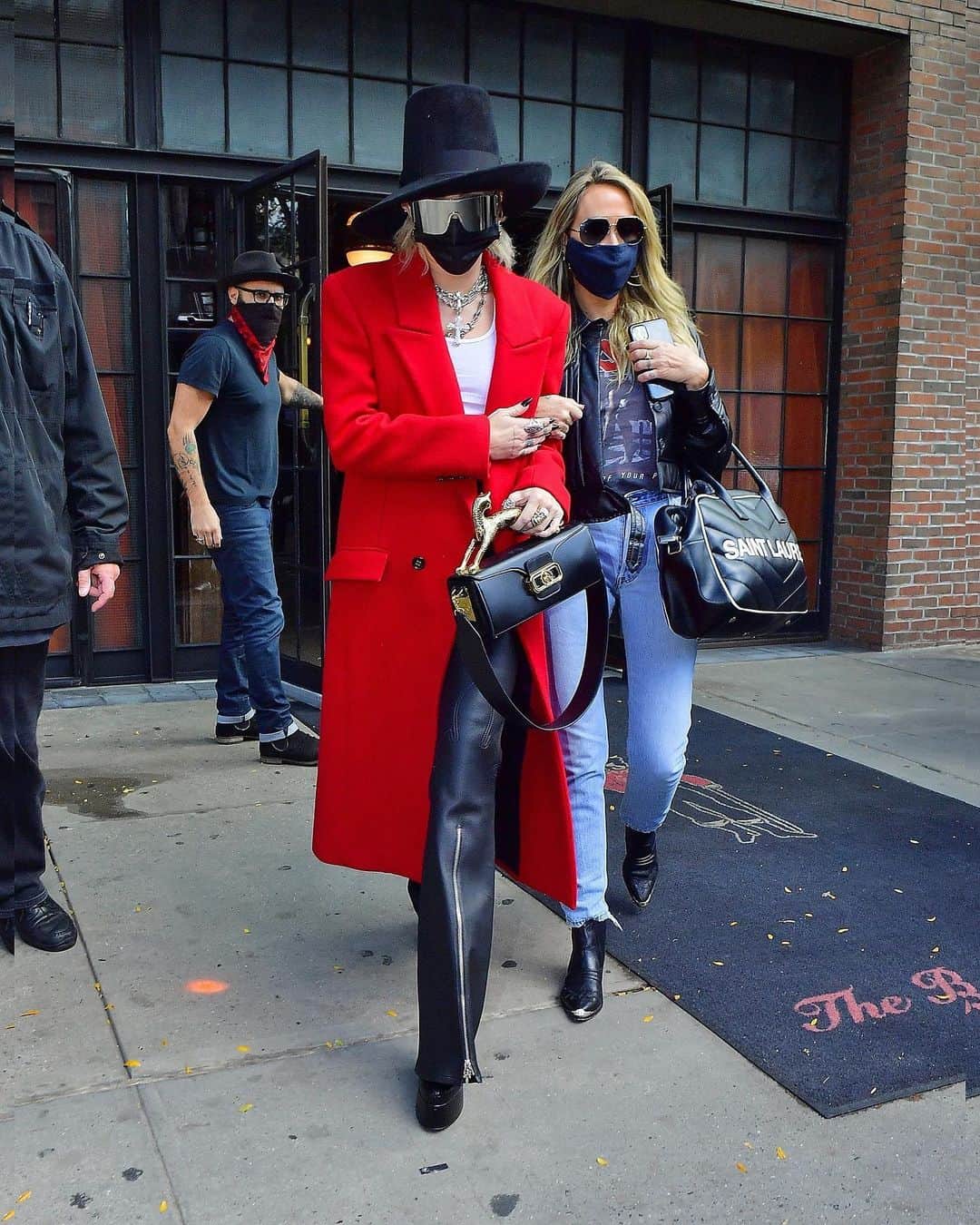 Just Jaredさんのインスタグラム写真 - (Just JaredInstagram)「Miley Cyrus steps out in a chic Saint Laurent red coat and top hat with her mom Tish in NYC #MileyCyrus #TishCyrus Photos: Backgrid」10月3日 10時52分 - justjared
