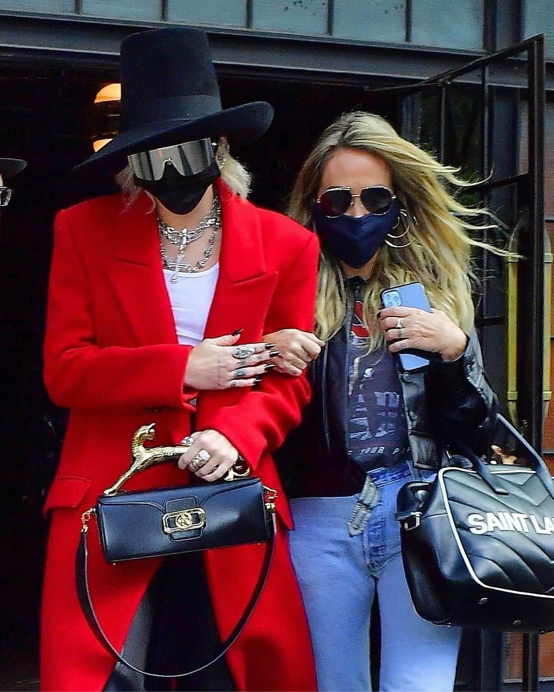 Just Jaredさんのインスタグラム写真 - (Just JaredInstagram)「Miley Cyrus steps out in a chic Saint Laurent red coat and top hat with her mom Tish in NYC #MileyCyrus #TishCyrus Photos: Backgrid」10月3日 10時52分 - justjared