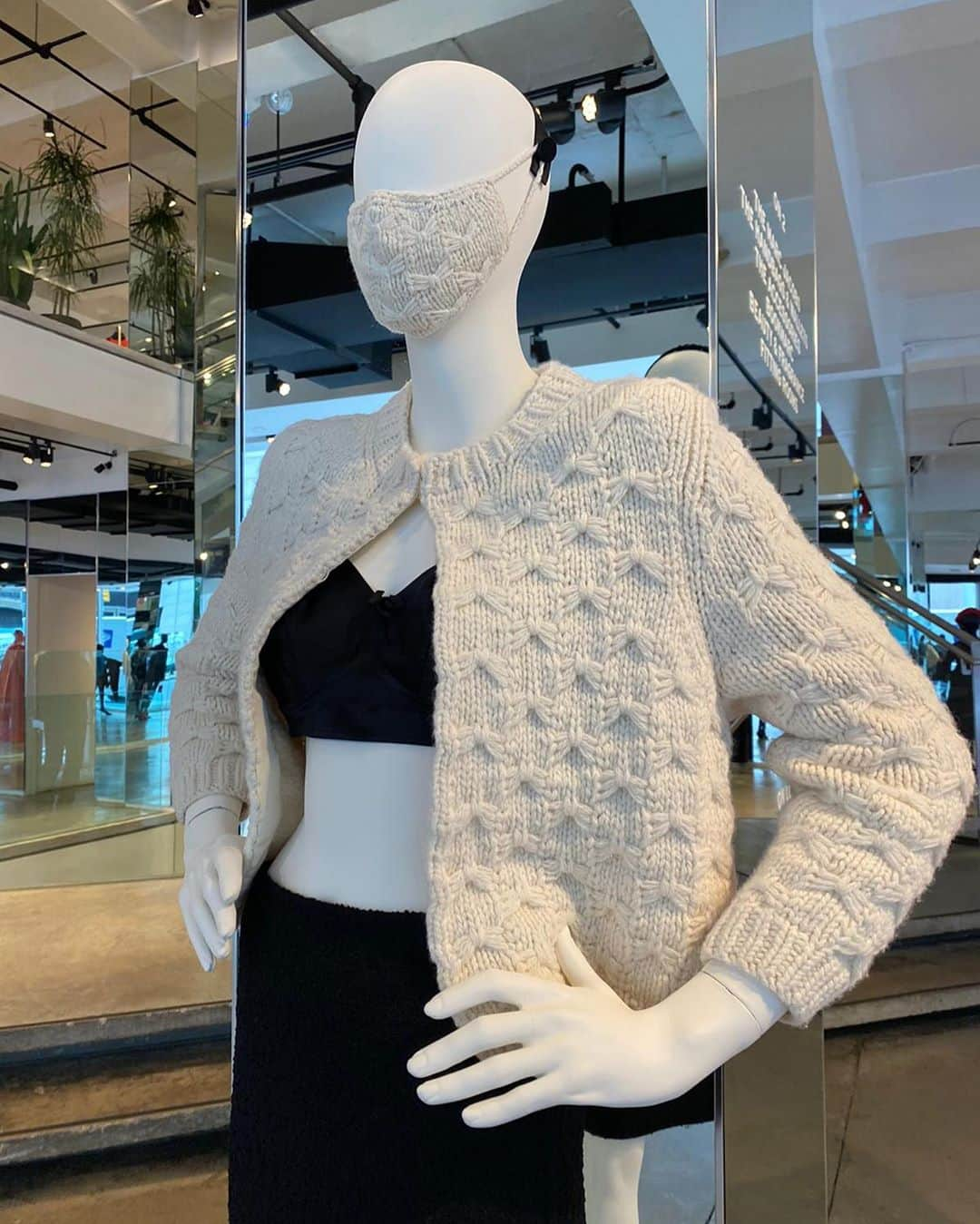 マーク・ジェイコブスさんのインスタグラム写真 - (マーク・ジェイコブスInstagram)「it’s just a skirt and sweater. RUNWAY FALL 2020 MARC JACOBS   Mannequins now installed at MARC JACOBS MADISON #handknitcashmerecardigan #doubleface #pencilskirt #luxury #quality #finish #polish #masktomatch #thisishowwedoit #it’samod,modworldwelivein」10月3日 11時02分 - themarcjacobs