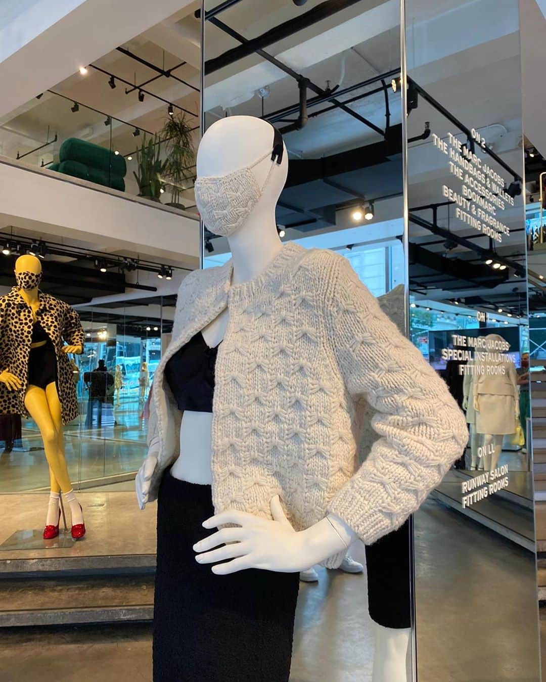 マーク・ジェイコブスさんのインスタグラム写真 - (マーク・ジェイコブスInstagram)「it’s just a skirt and sweater. RUNWAY FALL 2020 MARC JACOBS   Mannequins now installed at MARC JACOBS MADISON #handknitcashmerecardigan #doubleface #pencilskirt #luxury #quality #finish #polish #masktomatch #thisishowwedoit #it’samod,modworldwelivein」10月3日 11時02分 - themarcjacobs