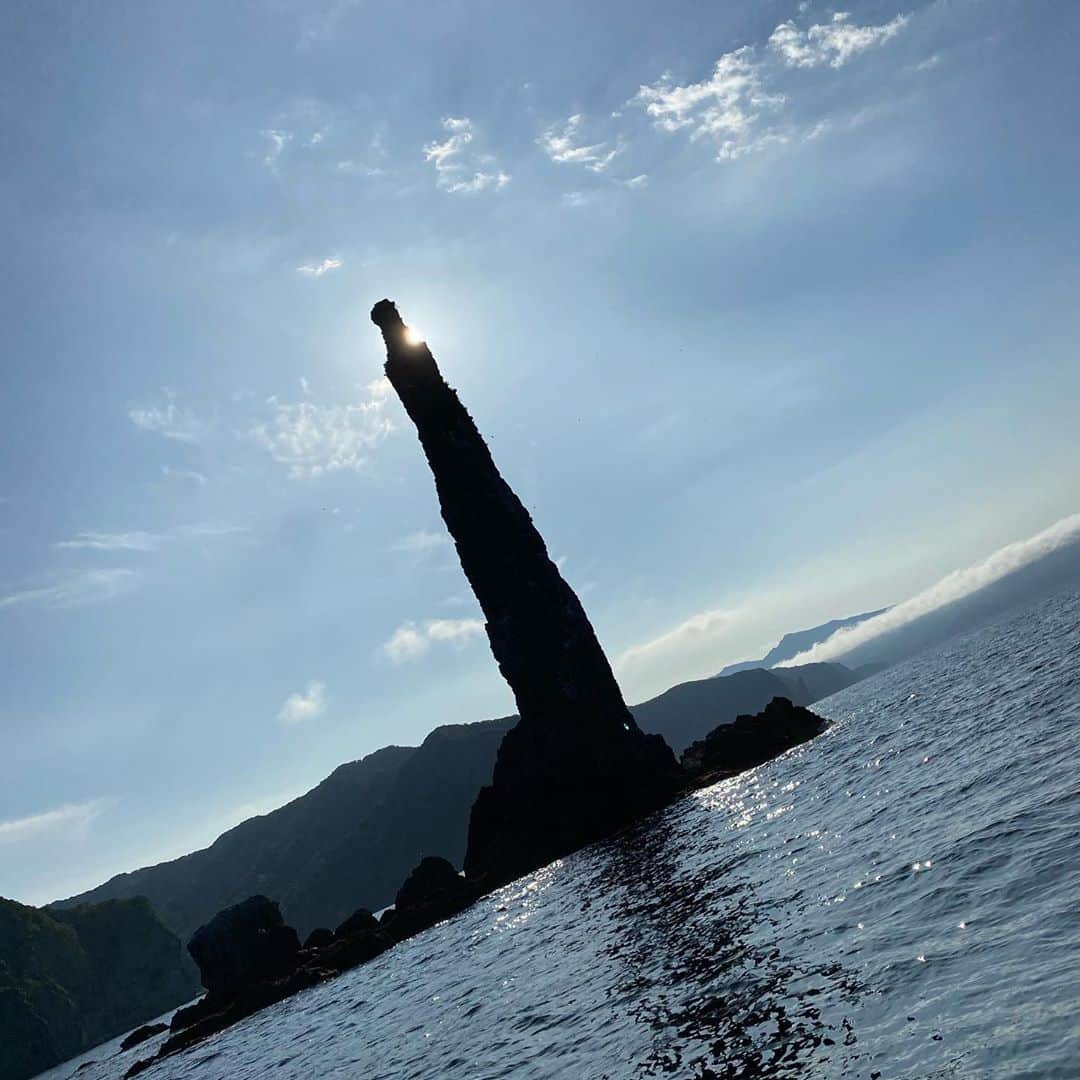 佐藤広大さんのインスタグラム写真 - (佐藤広大Instagram)「本日の男旅で訪れるのは余市のローソク岩。  高さは45mを越えるというから驚きです。いつからその場に立っているのか…詳しいことは分かっていませんが、アイヌの伝説によれば昔々、神様しかいなかった時代からあったと言い伝えられているようです。  #北海道クオリティ #男旅」10月3日 11時06分 - satokodai601113