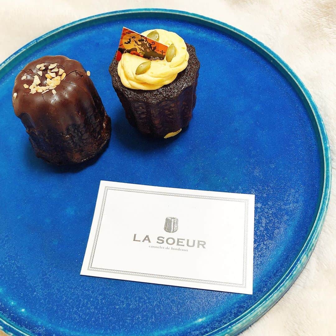 のインスタグラム：「お家 de cannelé 🥮with素敵なお皿💙  #lasoeur  #cannelé  #sweets  #ラスール #カヌレ #スイーツ」