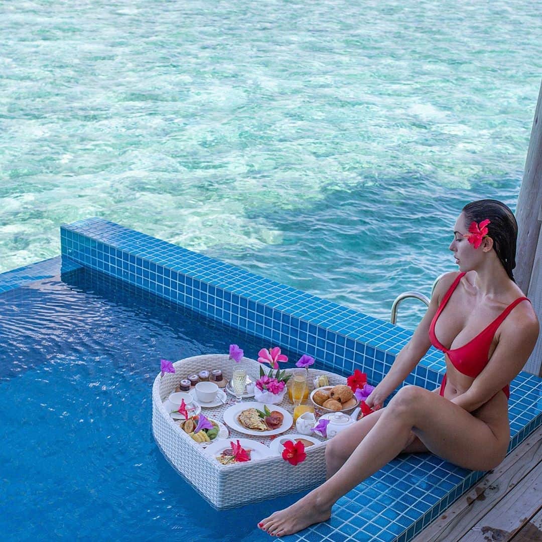 ホープ・ビールさんのインスタグラム写真 - (ホープ・ビールInstagram)「Just feed me and I’m happy😍 . @youandmemaldives  . #projectfomo #maldives . @projectfomo @resortlife_travel」10月3日 11時13分 - hopebeel