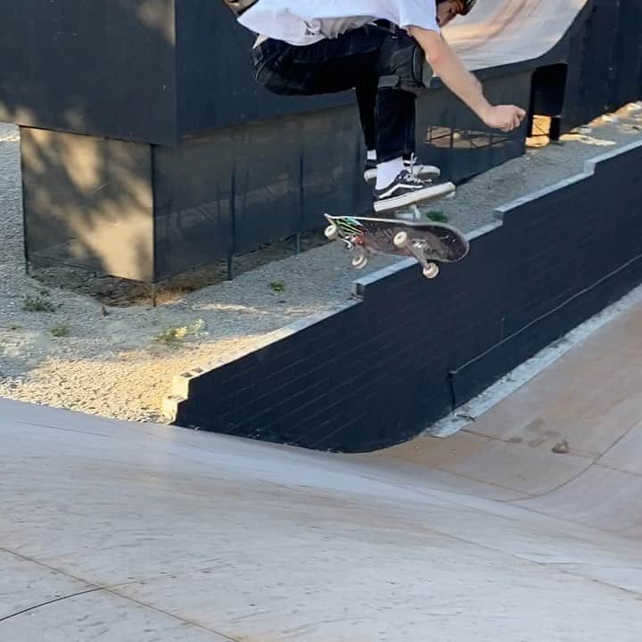 スラッシャーのインスタグラム：「🤯 @tomschaar 🤯 📱: @luielliott」