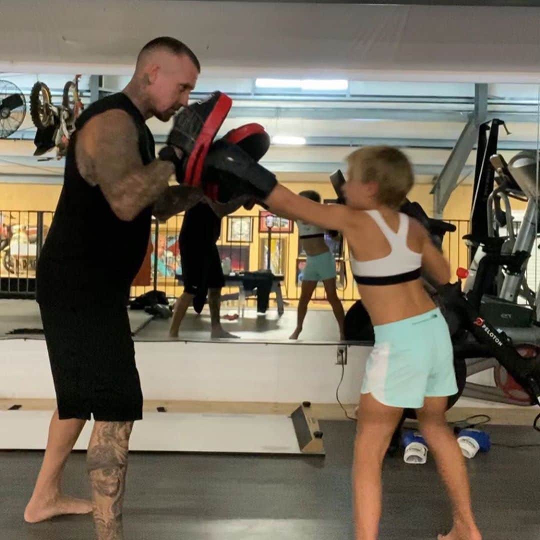 E! Onlineさんのインスタグラム写真 - (E! OnlineInstagram)「Who Knew Pink's family could get even cooler? Her daughter has now taken up muay thai with the best P.E. teacher: her dad. 💪(📷: Instagram)」10月3日 11時15分 - enews