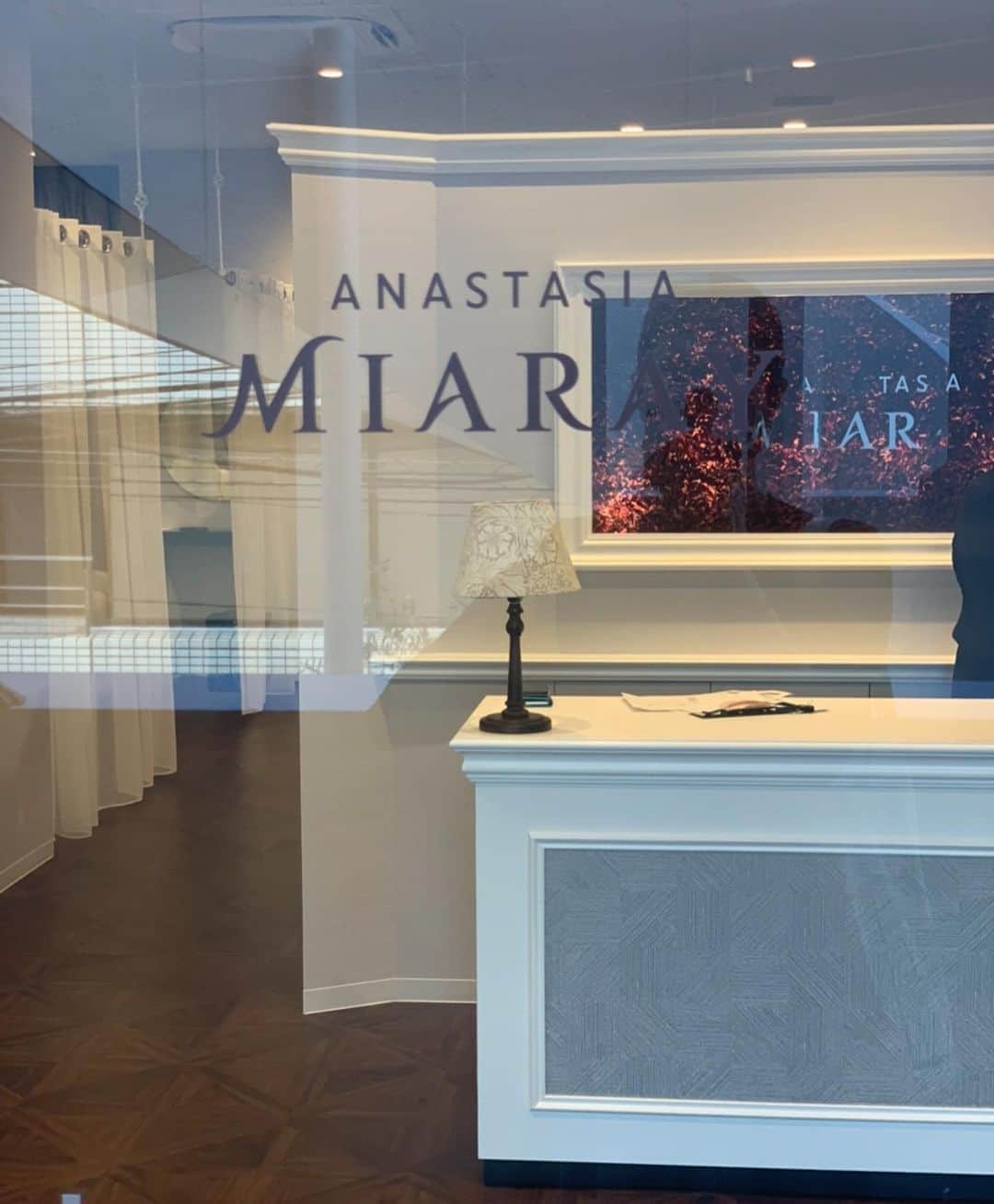 亀恭子のインスタグラム：「@anastasiamiaray 青山店 10/1 Open  オープン初日に伺い、 施術していただきました。  アナスタシアとの出会いは2014年。  お仕事がきっかけでこのブランドの魅力とサロンの技術力の高さを知って、 それからずっとアイブロウグッズはアナスタシアです。  10代の頃に抜きすぎたりなんだりで… （世代的にその頃細眉ブームでして） 長年眉毛にコンプレックスを持っている私。  この6年で少しずつ自信がもてるようになってきました。  マスク生活になって尚更眉にピントが合う最近。 正しいお手入れと書き方、がんばろ。  #anastasiamiaray #eyebrows #anastasia #omotesando」