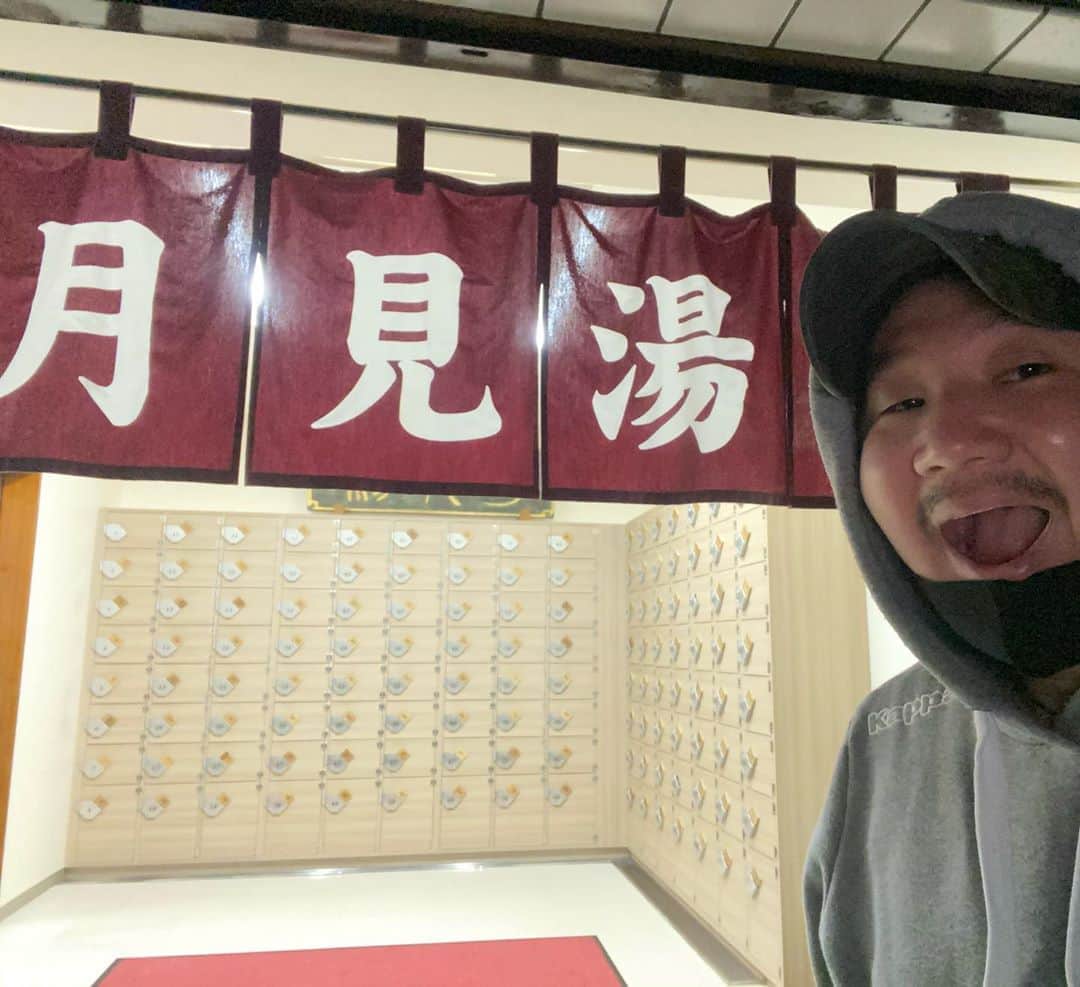 植田朝日のインスタグラム：「♨️♨️♨️﻿ ﻿ ラストナイトも仕事帰りに手ぶらでサ活っす！w﻿ ﻿ 下高井戸の月見湯さんにレッツらGO‼️﻿ ﻿ い〜湯でした。﻿ ﻿ そして、下駄箱にKINGって書いたあったので、もちろん11番を選ぶ。﻿ ﻿ そうなっちゃうよね⁉️﻿ ﻿ #サウナ #サウナー #サ活 #月見湯」