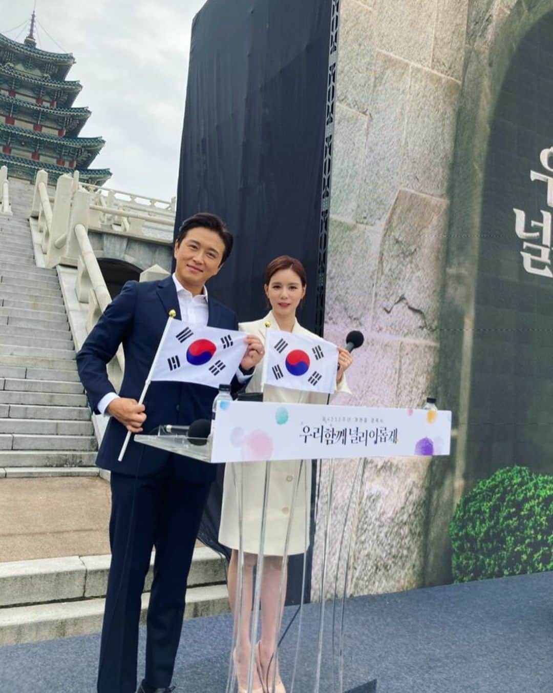 パク・シウンのインスタグラム：「#부부공동사회 🤗💕 #개천절 #홍익인간 #널리인간을이롭게하라  #오늘도배우고가요 #더열심히살겠습니다 😊‼️」