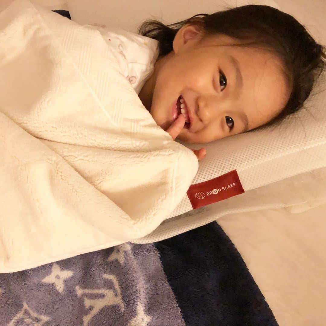 秋定麻紀子のインスタグラム：「私の枕は最近娘に取られるパターン。 最近話題のブレインスリープ枕は周りの人達も愛用している事が多くて、今のところ全員絶賛。  ・ビックリするくらい寝つきがいい ・途中で起きない ・翌日の目覚めがいい ・首背中が全然痛くない ・枕難民脱出  と色々ご意見を聞く。  あと丸ごと洗えるのがいいよね。 シャワーかけて自然乾燥。  春雨枕サイコーです。  @zzzland_official で買えます。 高いって思っても1日必ずする事&1番重要な時間なんだからそう考えるとむしろ安いですよ。  皆さん睡眠を便利やついでにと考えてはダメです。 いかに睡眠が大切か。 食事、水分、睡眠無しでは人間生きていけません。  睡眠に悩んでる人、枕難民の方は是非試してみて下さい。  #ブレインスリープピロー」
