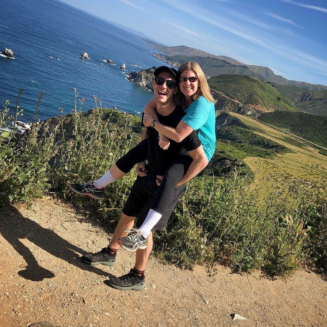 ジェイソン・ブラウンのインスタグラム：「HBD MOM! I love you!! 今日はお母さんの誕生日です！❤️」