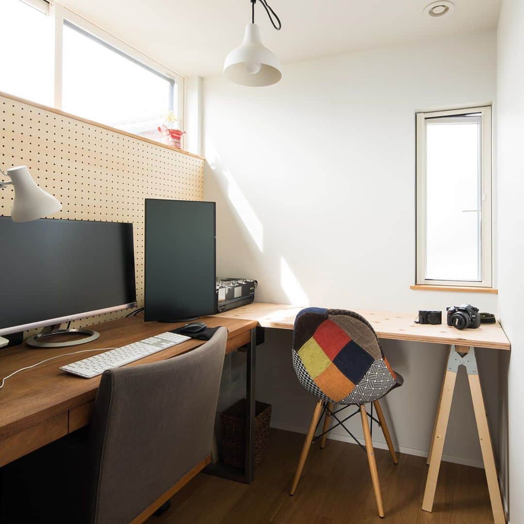 ルポハウス一級建築士事務所さんのインスタグラム写真 - (ルポハウス一級建築士事務所Instagram)「・ ・ ・ 作業や仕事をする書斎。手元がまぶしくなり過ぎないよう、高窓から優しい光を取り込みます。 ・ 個性的なソファーが、シンプルなインテリアのアクセントに。 ・ ・ ・ ルポハウスの施工事例をもっと見てみたい方は こちらまで☞ @reposhouse ・ #ルポハウス は#ちょっとかっこいい家 を"友人のために"という思いでつくっています。 ・ 一生に一度の#マイホーム。 「あなたにしかできない」×「ルポハウスだからできる」で、 私たちだけの#家づくり を思いっきり楽しんでみませんか？！ ・ ・ ・ #家 #インテリア #住宅 #注文住宅  #ライフスタイル  #新築一戸建て #住まい #シンプルな暮らし #デザイナーズ住宅 #一級建築士事務所 #設計事務所 #instahouse #design #滋賀 #大津 #草津 #栗東#書斎 #書斎スペース #シンプルインテリア #有孔ボード #高窓 #書斎インテリア」10月3日 11時49分 - reposhouse