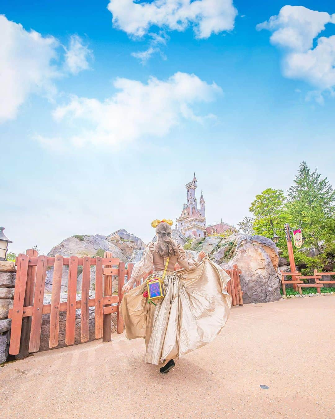 Kahoさんのインスタグラム写真 - (KahoInstagram)「. . Belle 🌹🏰. . . ゴールドのお気に入りのスカートで. ベルのドレス風のバウンドをしたの☺️✨. . . やっぱり裾がふんわり広がる服ががだいすき…🥰. . . カチューシャとかバケットをつければ. ベルっぽく見えるかな？🥺✨. . . blouse: @apres_jour  skirt: @amerivintage . . #disney #disneyland #tokyodisneyresort #tdr #tdl #disneygram #instadisney#disneyparks #disneyphoto #tokyodisneyland #disneylandtokyo  #tokyodisneyland#disneyphotography #japan_of_insta #japan_day _view #disneylandtokyo #disneylandjapan #beautyandthebeast #beautyandthebeastcastle #ニューファンタジーランド #cinderella#japan_daytime_view  #東京ディズニーリゾート #東京ディズニーランド #ディズニー #ディズニー風景#美女と野獣#newfantasyland#disneyootd #ベルバウンド #disneybound #ディズニーバウンド」10月3日 11時42分 - kah05disney