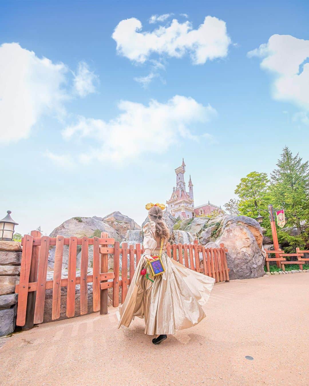 Kahoさんのインスタグラム写真 - (KahoInstagram)「. . Belle 🌹🏰. . . ゴールドのお気に入りのスカートで. ベルのドレス風のバウンドをしたの☺️✨. . . やっぱり裾がふんわり広がる服ががだいすき…🥰. . . カチューシャとかバケットをつければ. ベルっぽく見えるかな？🥺✨. . . blouse: @apres_jour  skirt: @amerivintage . . #disney #disneyland #tokyodisneyresort #tdr #tdl #disneygram #instadisney#disneyparks #disneyphoto #tokyodisneyland #disneylandtokyo  #tokyodisneyland#disneyphotography #japan_of_insta #japan_day _view #disneylandtokyo #disneylandjapan #beautyandthebeast #beautyandthebeastcastle #ニューファンタジーランド #cinderella#japan_daytime_view  #東京ディズニーリゾート #東京ディズニーランド #ディズニー #ディズニー風景#美女と野獣#newfantasyland#disneyootd #ベルバウンド #disneybound #ディズニーバウンド」10月3日 11時42分 - kah05disney