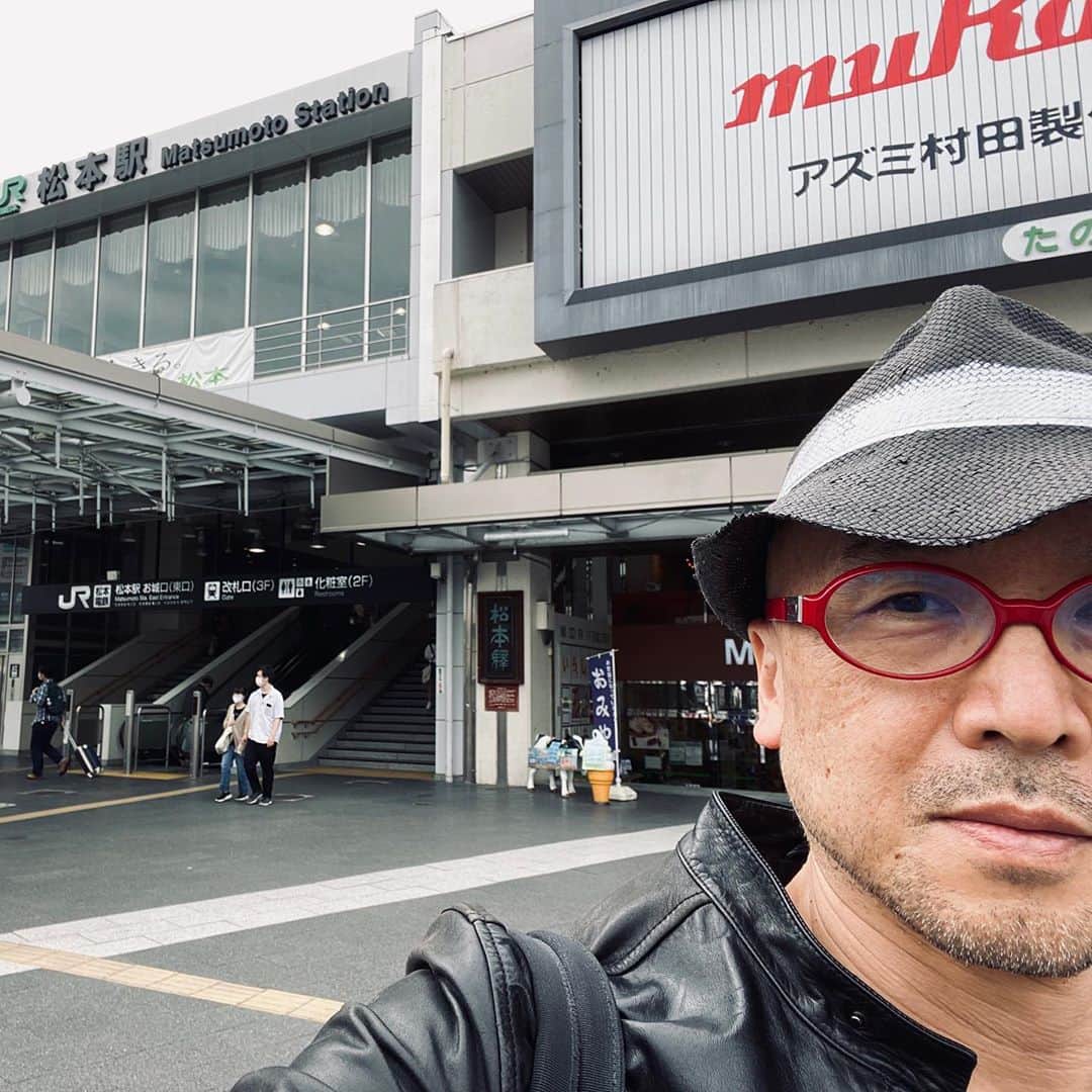 佐藤尚之のインスタグラム：「椎茸ダシのそばつゆを持参して、松本でそば食ってやろうと目論んでいたのに、見事に持ってくるのを忘れたw  まあ新そばはまだだろうからいいか。また次回。  #仕事で日帰り #松本十帖もまた次回 #こうなると食べられるものが少なすぎるのでとんぼ返り」