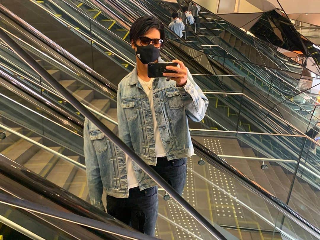 のインスタグラム：「のんびりとした休日🍂  #dayoff  #cill#selfie#fashion」