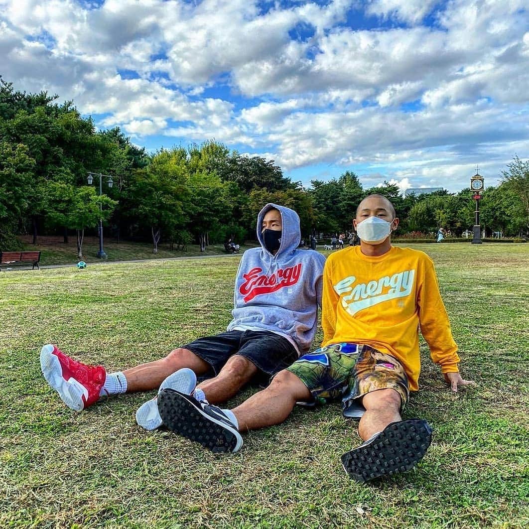 ショリのインスタグラム：「<예약 판매 정보> ⚡⚡⚡  ※ 10월 5일(월) 12:00 - 11월 8일(일) 24:00 (네이버스마트스토어) 마이티파지티브  긴팔티:39000원 후드티:54000원  ※ 본 제품은 매 주 금요일 제작되고 약1주의 제작 기간이 소요됩니다.  ※ 배송은 제작이 완료된 후 순차적으로 이뤄지며 최대 2주 소요될 수 있습니다.  ※ 에너지 티셔츠는 사전 주문 제작 상품으로 교환 및 환불이 어렵습니다.  많은관심부탁드립니다.감사합니다.🙏 @mighteepositive Naversmartstore」