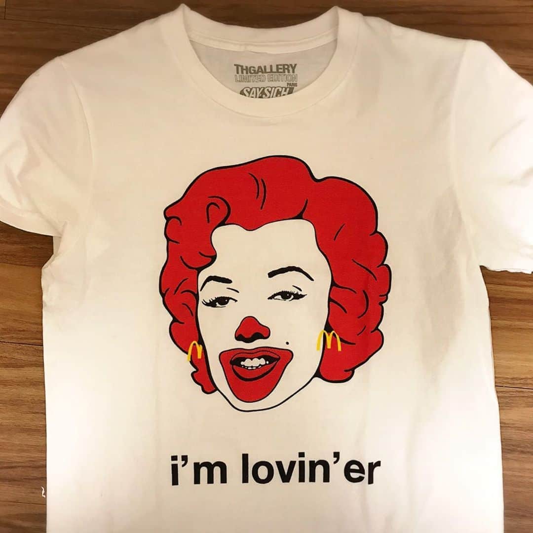 大原かおりさんのインスタグラム写真 - (大原かおりInstagram)「♡♡♡ 先日、オーガニックカフェでランチをしてきたよっ😊🍝 ☺︎ オーガニックカフェに行くのに。。 このTシャツを着て。。 玄関の鏡で姿を見て。。 ・・・。 「いやいやいやっ👋👋😅」って 1人でツッコんだよねーーー。笑 オーガニック×ジャンク。 すぐに別のTシャツに着替えてお出かけしました(⌯˃̶᷄ ꈊ˂̶᷄ ૢ)ꋧ ☺︎ はぁ〜♡ 今週もハードスケジュールだったなぁー🤪💨 皆様、良い週末を過ごしてねっ❣️❣️ ⑅◡̈⑅ #MarilynMonroe #McDonalds #limitededithion #imlovinit #JunkFood #LoveJunkFood #organic #LoveOrgani #Tokyo #Omotesando #omotesandocafe #organiccafe #ジャンクフード #オーガニックフード #正直 #どちらも好き #🍔 #🍟 #🍕 #🍪 #💕 #昔 #LA #LosAngeles #爆買い #着ていない #Tシャツ #いっぱいあるのよ #😅」10月3日 11時52分 - oharagaori_otty