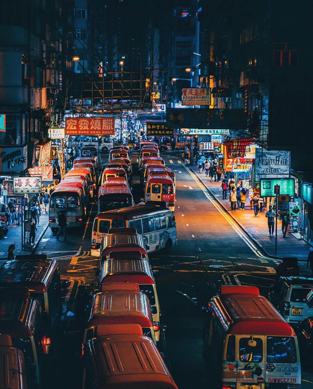 HAYAMI HANNAH ハナさん ど田舎のインスタグラム：「🇭🇰Dark and lights 🚃 Hi ! I spend crazy busy days  So I can’t reply to you soon.  Hope you understand my situation 🙏 Have a beautiful weekend ☺️ なかなかお返事返せず🙏    #hayamihannah  #Picsofhk #香港 #Sonyimagegallery  #discoverhongkong #instameethk⁠ #awesomehongkong  #hongkongphotography⁠ #unlimitedhongkong  #exploringhongkong⁠ #hongkongstreets  #hongkongnight  #hongkong  #hongkonglifestyle #Hongkonginsta  #hongkongstreetphotography⁠ #visualhongkong  #reframinghk  #travelphotography  #sonyimages #moodygrams⁠  #Adorama  #way2ill #yourshotphotographer  #localiiz  #HongKongGuide #TimeOutHK #capitalshooters  #Cityphoto_HongKong #Monstermoods」