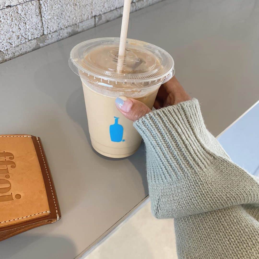 キム・ダヘのインスタグラム：「오늘부터 다시 식단이긴한데... 라떼하나정도는 괜찮쟈나요..? 🤪 라떼 안좋아하는데 유일하게 좋아하는 블루보틀 라떼..... 키키 아 한옥뷰 블루보틀 진짜 멋지다!!!」