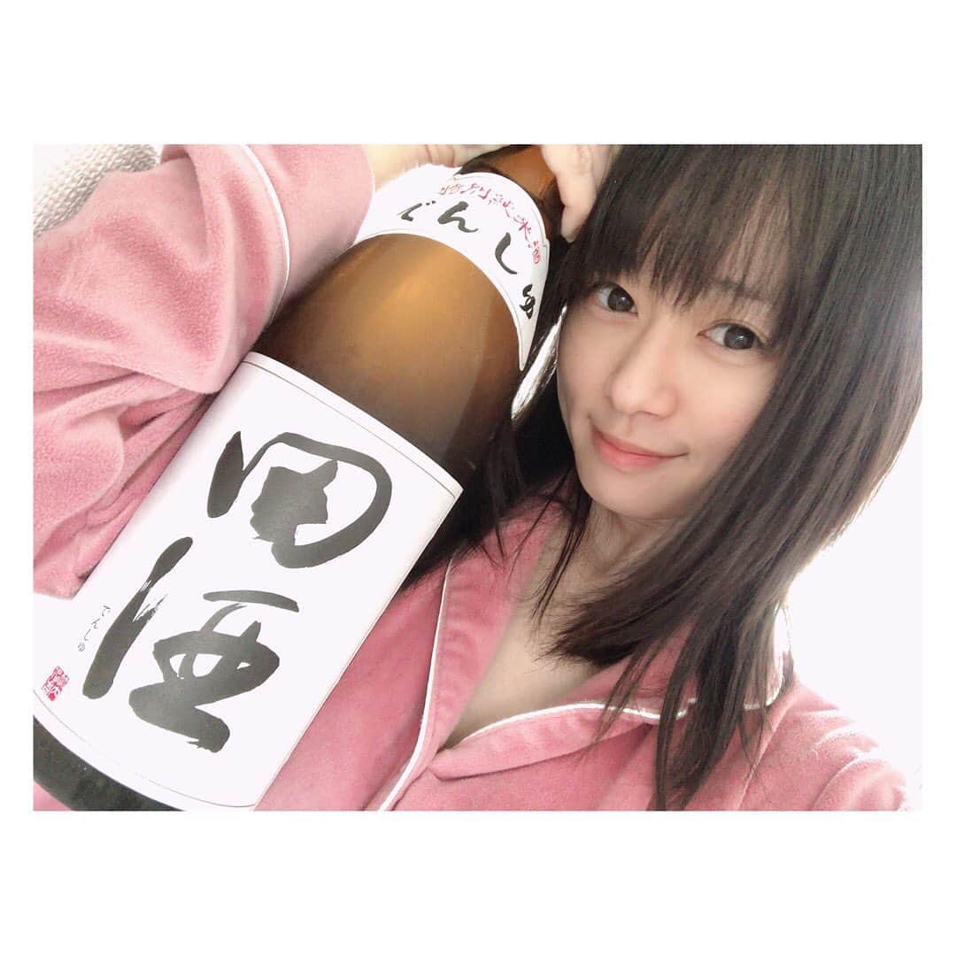 柳野玲子のインスタグラム：「いただきもの達🥰 一升瓶の田酒、高級肉、新米、スイーツetc、、、 都内はまだ感染に注意が必要なのでなかなか人と会えていませんが、気遣いが本当にありがたいです😭💓 素敵な方々が周りにいてくれて感謝…頑張ろう✨ 季節の変わり目なので体調崩さないよう、そして引き続きコロナ感染にもご注意ください🙇‍♀️ #いただきもの #贈り物 #感謝 #ありがとう」