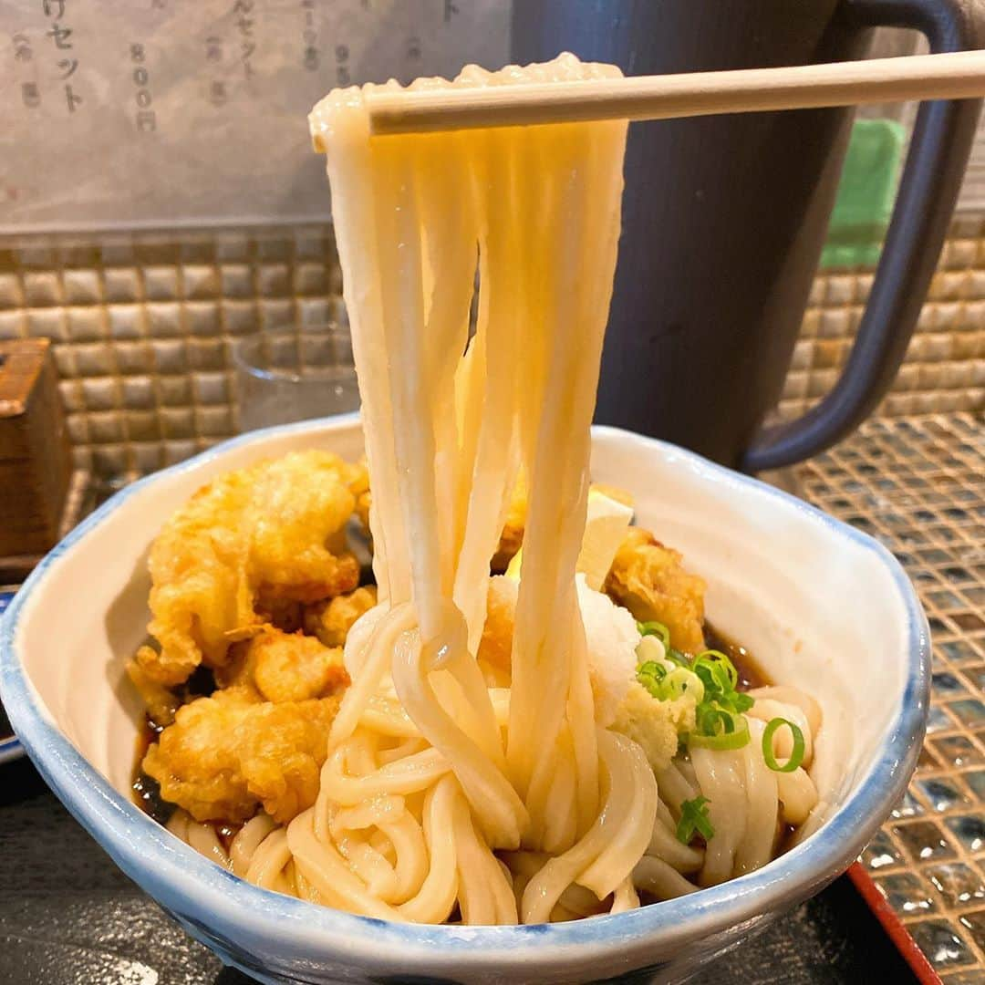 山岸久朗さんのインスタグラム写真 - (山岸久朗Instagram)「とり天ぶっかけうどんが着丼した瞬間に、その余りのボリュームの多さに、1日限定10食って言われて限定に弱くてまぐろ丼も頼んだことを激しく後悔した。しかし隣に座ってたムチムチの若い男性が「大盛り」って頼んでて、店員さんが「えっ麺だけでも1kgありますが⁉️」って言ったけど「いいっすよ」ってイキって言った大盛りうどんが着丼したのを見て、罪悪感が薄らいでいくのを感じた。ああ、人間ていう生き物は、他人と比べながら生きているんだなぁ。 #たけうちうどん #たけうちうどん店  #とり天ぶっかけ #とり天ぶっかけうどん  #中津 #中津駅 #中津ランチ #中津グルメ #大阪うどん #うどん好き」10月3日 11時56分 - yamaben