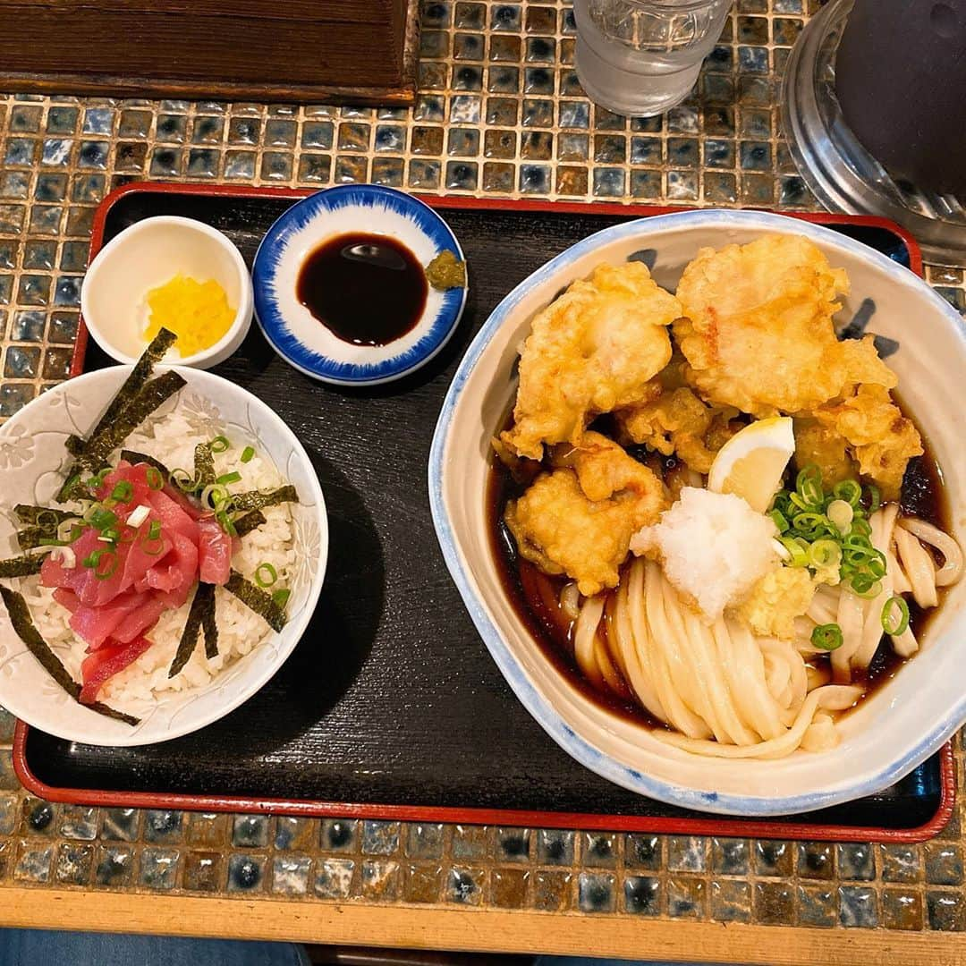 山岸久朗さんのインスタグラム写真 - (山岸久朗Instagram)「とり天ぶっかけうどんが着丼した瞬間に、その余りのボリュームの多さに、1日限定10食って言われて限定に弱くてまぐろ丼も頼んだことを激しく後悔した。しかし隣に座ってたムチムチの若い男性が「大盛り」って頼んでて、店員さんが「えっ麺だけでも1kgありますが⁉️」って言ったけど「いいっすよ」ってイキって言った大盛りうどんが着丼したのを見て、罪悪感が薄らいでいくのを感じた。ああ、人間ていう生き物は、他人と比べながら生きているんだなぁ。 #たけうちうどん #たけうちうどん店  #とり天ぶっかけ #とり天ぶっかけうどん  #中津 #中津駅 #中津ランチ #中津グルメ #大阪うどん #うどん好き」10月3日 11時56分 - yamaben