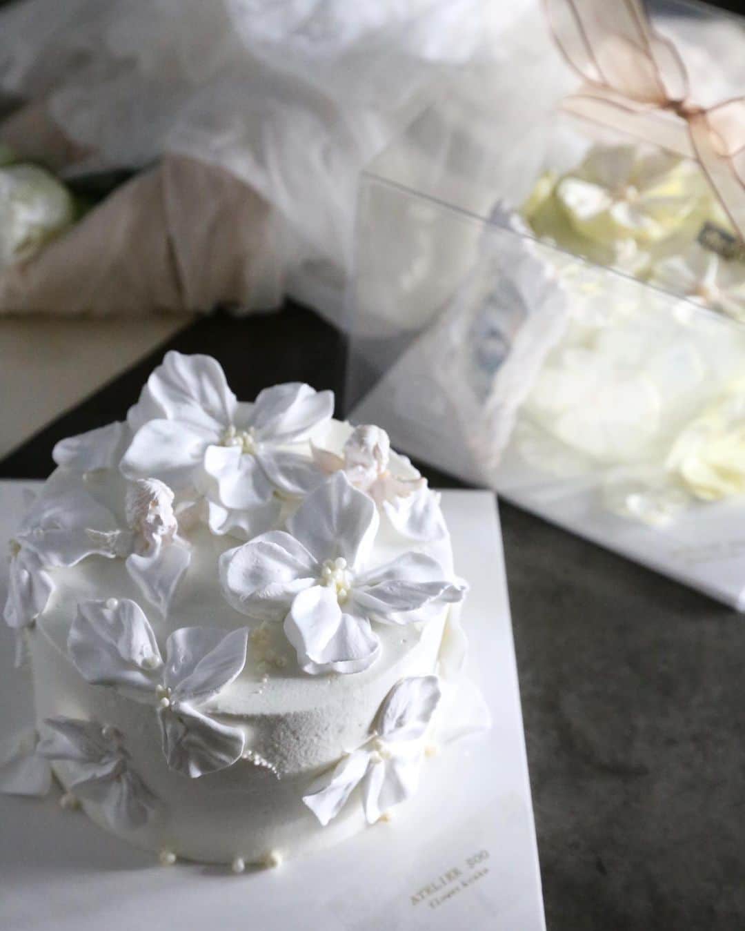 청담 수케이크 (atelier soo)さんのインスタグラム写真 - (청담 수케이크 (atelier soo)Instagram)「ㅡ 생크림케이크&버터크림케이크 두케이크의매력은어마어마하네 추석때엔지인분들과가족을위한케익 추석때에도설레며 케익을만들수있어서참감사하다고생각했다. 내가사랑하는나의일 Fresh cream flower cake 🥝🥝🥝 ㅡ #flower #cake #flowercake #partycake #birthday #bouquet #buttercream #baking #wilton #weddingcake #1 ㅡ www.soocake.com vkscl_energy@naver.com」10月3日 11時56分 - soocake_ully
