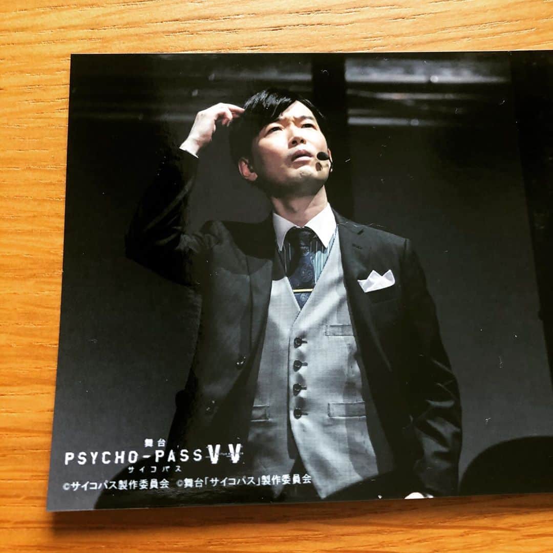 のインスタグラム：「明日10月04日（日）13時半からTwitterアカに鍵掛けます。  https://twitter.com/yasuhi_n  14時から舞台『PSYCHO-PASS Virture and Vice』の雑談、15時から舞台収録DVDをスタートし呟きます。コメ欄ネタバレOK。鍵は20時まで。返信ルールは  #pp_stage #withafterpost  この2つのタグを付けてください。  井口「ルールは守ろう美しくないぜ」」