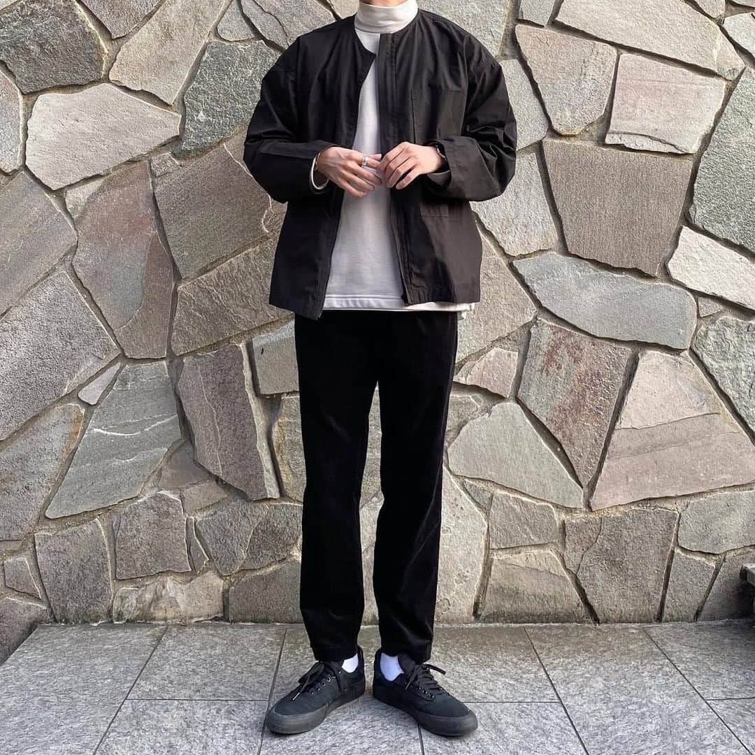 キャナルシティ博多のインスタグラム：「HOT STYLING from niko and.../ サウスビル1F  キャナルで働くdaichi @daichi305 さんが着こなす 今真似したいniko and...の最旬スタイリング。 涼しくなってきたこの時期にぴったりです。  →→BLACK or BROWN きちんと見えて、ほどよくカジュアル。 秋は短いから、カラーや素材で存分に楽しんで。 ▽price pic.1〜2 outer ¥5,900+tax tops ¥4,600+tax pants ¥5,900+tax pic.3〜5 jacket ¥7,900+tax tops ¥4,900+tax pants ¥5,900+tax  STAFF: daichi @daichi305  ⇨⇨niko and...スタッフ。きれいめコーデが得意。 　 次回のHOT STYLINGもniko and...をご紹介。お楽しみに！これまでの配信は #hotstyling_canalcity でご覧ください🍂」