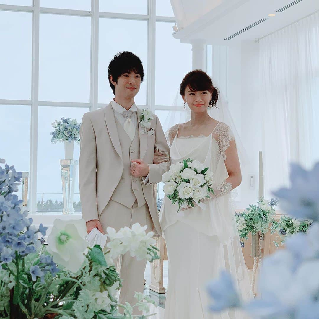 東京タラレバ娘さんのインスタグラム写真 - (東京タラレバ娘Instagram)「香とゆうくんの結婚式オフショット〜！待ってました〜！倫子とはまた違うドレスと着こなし。そして式場も違う。こんなに美女のドレス姿が見られるドラマって得すぎませんか？綺麗な人を見ると心が浄化されます。公式、絶賛浄化されております。この写真を見た感じ、香は堂々としていて、ゆうくんは少し緊張しているように見えます。果たして真相は！？ #タラレバ #東京タラレバ娘 #タラレバ2020 #東村アキコ #この式場のシーン #感動はもちろんのこと笑いもあります #なぜ笑っちゃうのかは本編をお楽しみに #女子の皆様 #倫子のドレスと香のドレス #どっちを着たいですか〜？ #公式はどっちも着たいです #同じ色のドレスでお色直ししちゃうもんね #吉高由里子 #榮倉奈々 #大島優子 #坂口健太郎 #鈴木亮平 #田中圭 #平岡祐太 #石川恋 #松下洸平 #渡辺大知」10月3日 12時01分 - tarareba_ntv