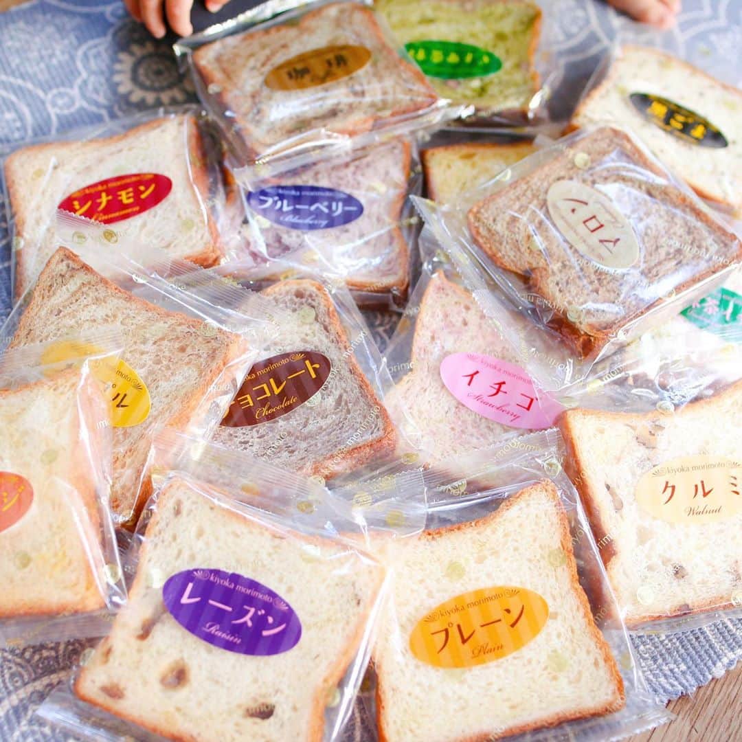 amiさんのインスタグラム写真 - (amiInstagram)「．  Favorite bread  ． @kiyokamorimoto さんの 『クロワッサン食パン』を お取り寄せ〜🥐💕  バターをたっぷり練り込んだ クロワッサンの生地を食パンの型で ふっくらと焼き上げた、新しい食感のパン❤️  オーブルで焼くとサクサクふんわり👀 そのままでも美味しいし⭕️  15種類のフレーバーのセット♡ 豪華で美味しかった〜♡  #kiyokamorimoto #キヨカモリモト #クロワッサン食パン #クロワッサン好き #おうちベーカリー #pr #トリドリベース」10月3日 12時03分 - amikuma1219