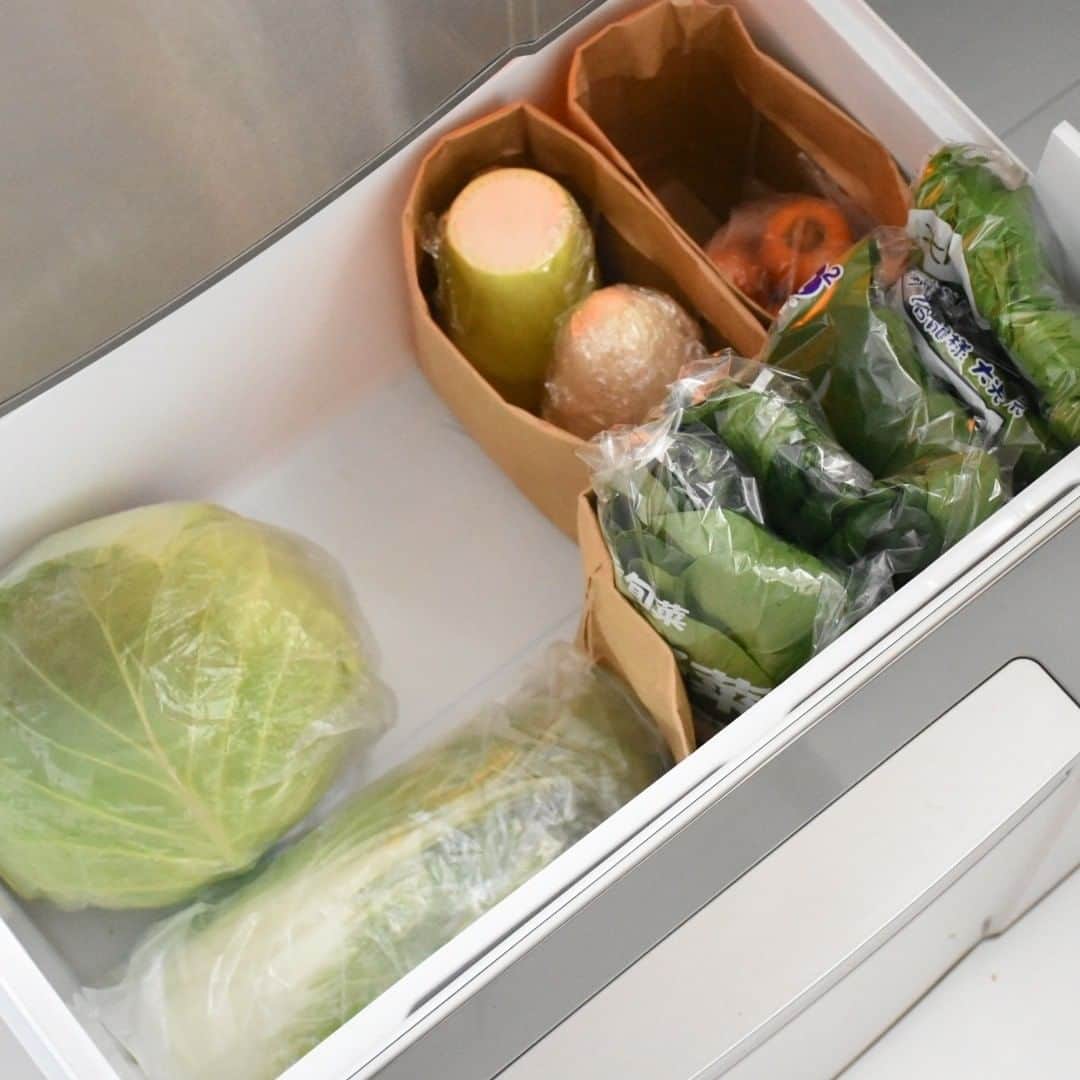 ムクリ［mukuri］さんのインスタグラム写真 - (ムクリ［mukuri］Instagram)「食材をムダにしない！使いやすさを追求した冷蔵庫の活用方法  毎日幾度となく開け閉めする冷蔵庫。 中の収納は人それぞれかと思いますが ライフスタイルや冷蔵庫の容量によって 共通して言えるのはやはりムダを減らすこと。  冷蔵庫の奥の方に期限切れの食材が出てくる… なんて経験はみなさんもあるかと思います。  育ち盛りの娘さんが2人、 4人家族で日々の食材も多く、 冷蔵庫は常にパンパン。  冷蔵庫をすっきり保つだけでなく、 いかにムダを省き、 仕事帰りでも効率的に作業ができるか、 そんな視点で収納をされています。  買ってきた食材も下ごしらえをして収納する。 収納するのが目的ではなく、 あくまでも使うことに重点を置いた収納が、 冷蔵庫のムダを減らしていますね。  ▶︎ご紹介した記事 https://mukuri.themedia.jp/posts/6023269 「収納」カテゴリーよりご覧いただけます＾＾ （キャプション：編集長）  #冷蔵庫収納#整理整頓#キッチン#台所 #kitchen #キッチン収納 #マイホーム計画 #マイホーム記録 #マイホーム建築中 #家づくり#住まい #新築 #新築一戸建て #注文住宅 #インテリア #モノトーンインテリア#整理整頓 #収納 #賃貸暮らし #マンション暮らし #暮らし#暮らしを楽しむ #日々の暮らし#くらしの編集#ムクリ」10月3日 12時04分 - mukuri_official
