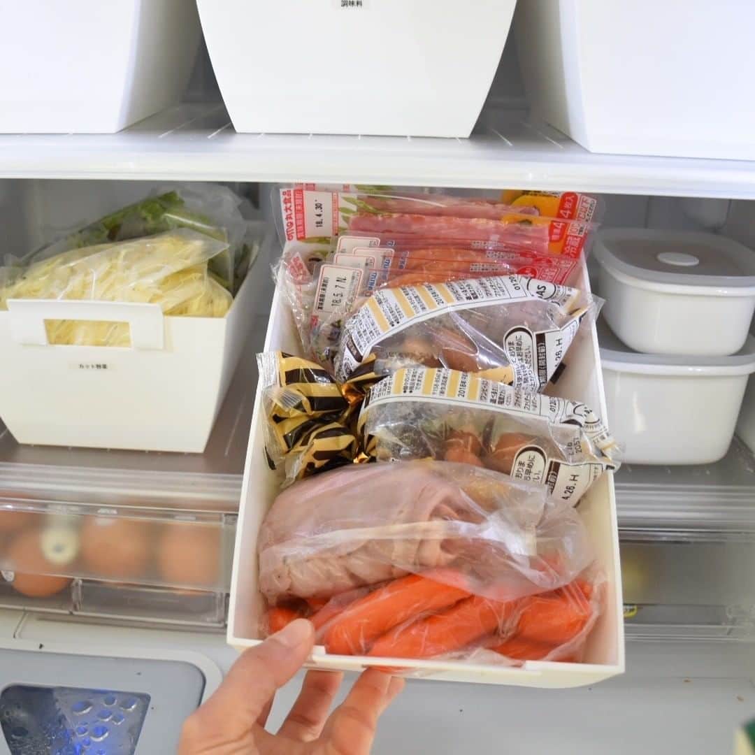 ムクリ［mukuri］さんのインスタグラム写真 - (ムクリ［mukuri］Instagram)「食材をムダにしない！使いやすさを追求した冷蔵庫の活用方法  毎日幾度となく開け閉めする冷蔵庫。 中の収納は人それぞれかと思いますが ライフスタイルや冷蔵庫の容量によって 共通して言えるのはやはりムダを減らすこと。  冷蔵庫の奥の方に期限切れの食材が出てくる… なんて経験はみなさんもあるかと思います。  育ち盛りの娘さんが2人、 4人家族で日々の食材も多く、 冷蔵庫は常にパンパン。  冷蔵庫をすっきり保つだけでなく、 いかにムダを省き、 仕事帰りでも効率的に作業ができるか、 そんな視点で収納をされています。  買ってきた食材も下ごしらえをして収納する。 収納するのが目的ではなく、 あくまでも使うことに重点を置いた収納が、 冷蔵庫のムダを減らしていますね。  ▶︎ご紹介した記事 https://mukuri.themedia.jp/posts/6023269 「収納」カテゴリーよりご覧いただけます＾＾ （キャプション：編集長）  #冷蔵庫収納#整理整頓#キッチン#台所 #kitchen #キッチン収納 #マイホーム計画 #マイホーム記録 #マイホーム建築中 #家づくり#住まい #新築 #新築一戸建て #注文住宅 #インテリア #モノトーンインテリア#整理整頓 #収納 #賃貸暮らし #マンション暮らし #暮らし#暮らしを楽しむ #日々の暮らし#くらしの編集#ムクリ」10月3日 12時04分 - mukuri_official