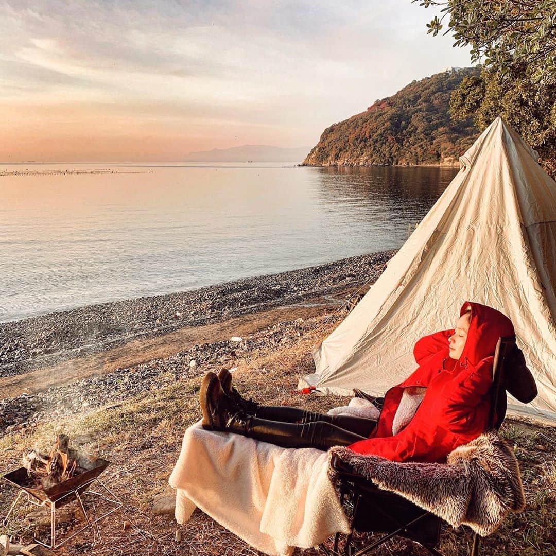 チアコマのインスタグラム：「. . 去年の冬キャンのときの📷♡ 寒いときのキャンプ最高🏕♡ でも秋も最高♡自然最高♡ . . #camping #campinglife #キャンパー #初心者キャンパー #女子キャンプ #女子キャンパー #キャンプ女子 #キャンプ女子コーデ #campgear #camphack取材」