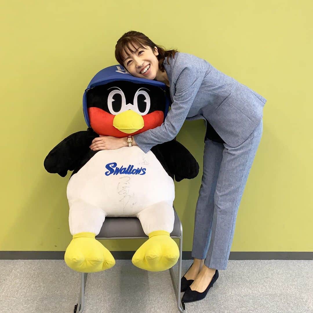 のインスタグラム：「つば九郎が好きすぎてー❤️🤣  先日の今浪隆博さんトークショーの際に来ていたこの子との撮影OKいただき、抱きつきました😆笑  今夜も現地応燕予定です📣⚾️✨  #つば九郎 #ぬいぐるみ #野球 #野球観戦 #baseball  #야구  #ヤクルト #swallows #東京ヤクルトスワローズ #ヤクルトスワローズ #神宮球場 #神宮 #東京」
