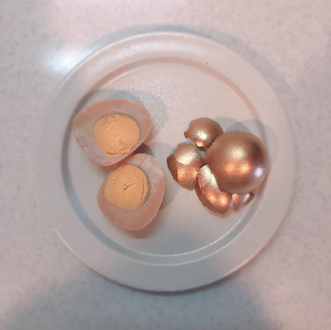 田中マヤさんのインスタグラム写真 - (田中マヤInstagram)「金のたまご🥚✨ お土産でいただきました😆 たまご好きの私には たまらんです🥚✨ ・ 卵の殻ごと塩、醤油、昆布で下味をつけたものに、 1週間かけて薫製された 金箔の薫製たまご🥚✨ （剥く動画も撮りました😆） ・ 静岡県三島にあるたまご専門店 「TAMAGOYA」 のものみたい🥚✨ @izu_tamagoya  ・ #金の卵 #薫製たまご #卵 #🥚 #tamagoya #egg #goldenegg #love #금 #훈제계란 #계란 #삶은계란」10月3日 12時17分 - tanakamaya__official