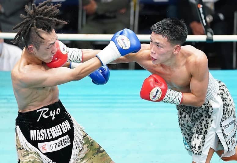 のインスタグラム：「プロ第5戦 7ラウンドTKO勝ち🇯🇵🥊  改めて自分はボクシングが大好きだと思いました✨  少し休んで再始動します🔥  皆様応援ありがとうございました‼️  Photo by @naobox2001 📷  #帝拳 #岩田翔吉 #TEIKEN」