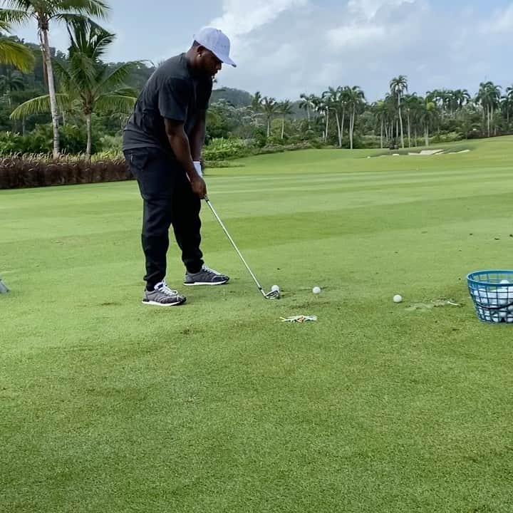マック・メインのインスタグラム：「Today was my first time playing golf and first time surfing new hobbies fasheaux!!! Shoutout to the instructors who blessed me with knowledge! PS I made it up on the surfboard for like 2.5 seconds 😅🤯 I’ll be ready in a few months! #Surfs⬆️」