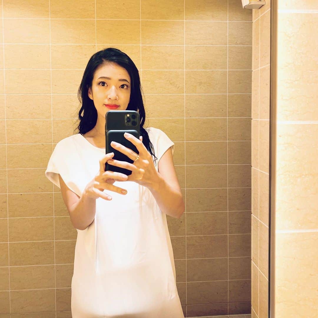 馬場彩月のインスタグラム：「My hair has grown so fast. 髪伸びるのが人より速いみたい🤷🏻‍♀️  #tokyoamericanclub #October #autumn #longhair #dinner #tbt #redrips #飽き性 #saturdayvibes #2枚目のおじさん気になる」