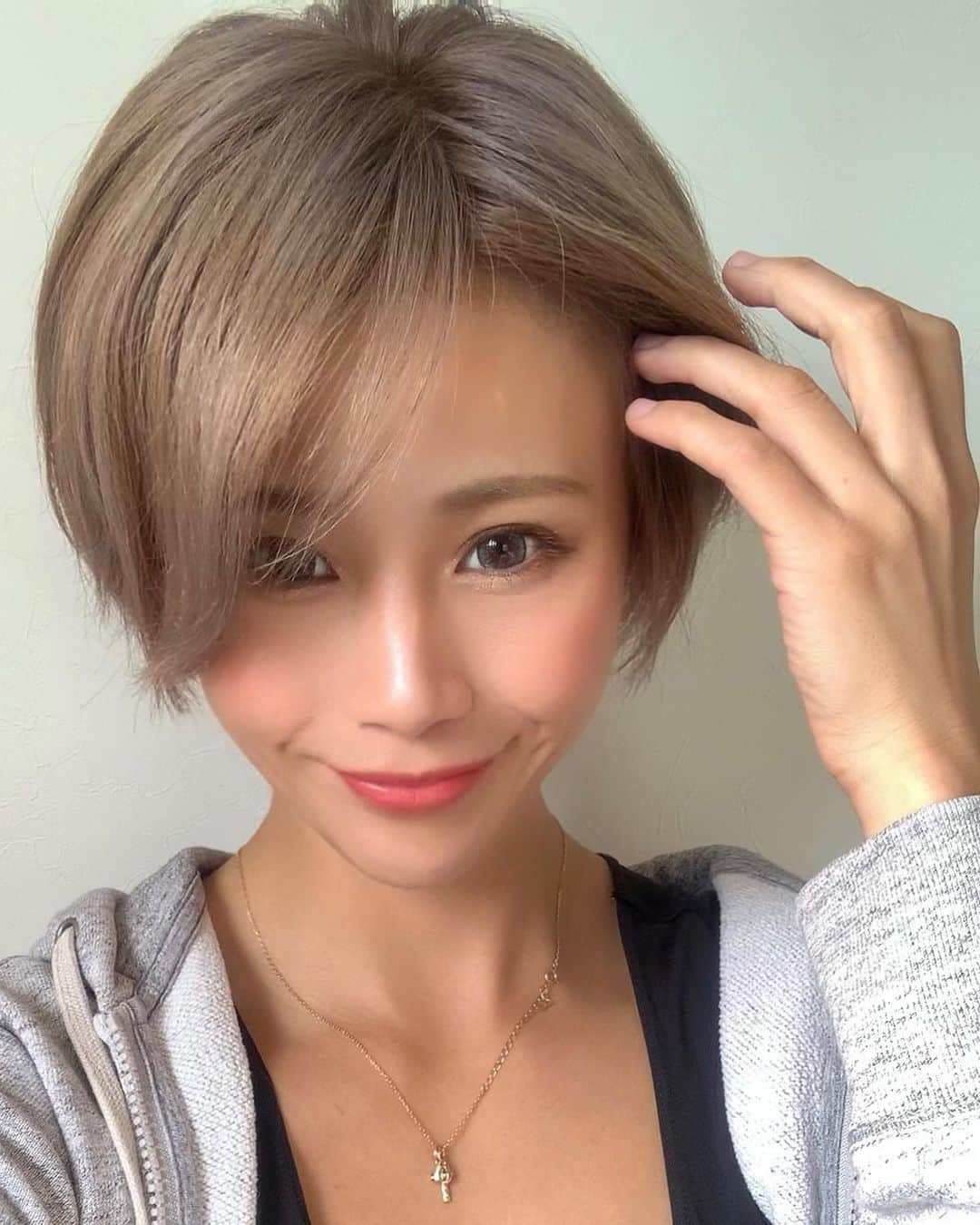 のインスタグラム：「✄﻿カット＆カラー💈  オーダーは 『全てお任せします。』笑  結果、 『グレージュ系のハンサムショート』 になりました🤗🤗🤗  男顔にハンサムショート🤪 女の子にモテそう🥺💓  #ヘアカタログ #ヘアサロン #ヘアカット #ヘアカラー #ショートヘア #ハンサムショート #ショート女子 #グレージュ #秋ヘア #前髪なし #ヘアアレンジ #ヘアセット」