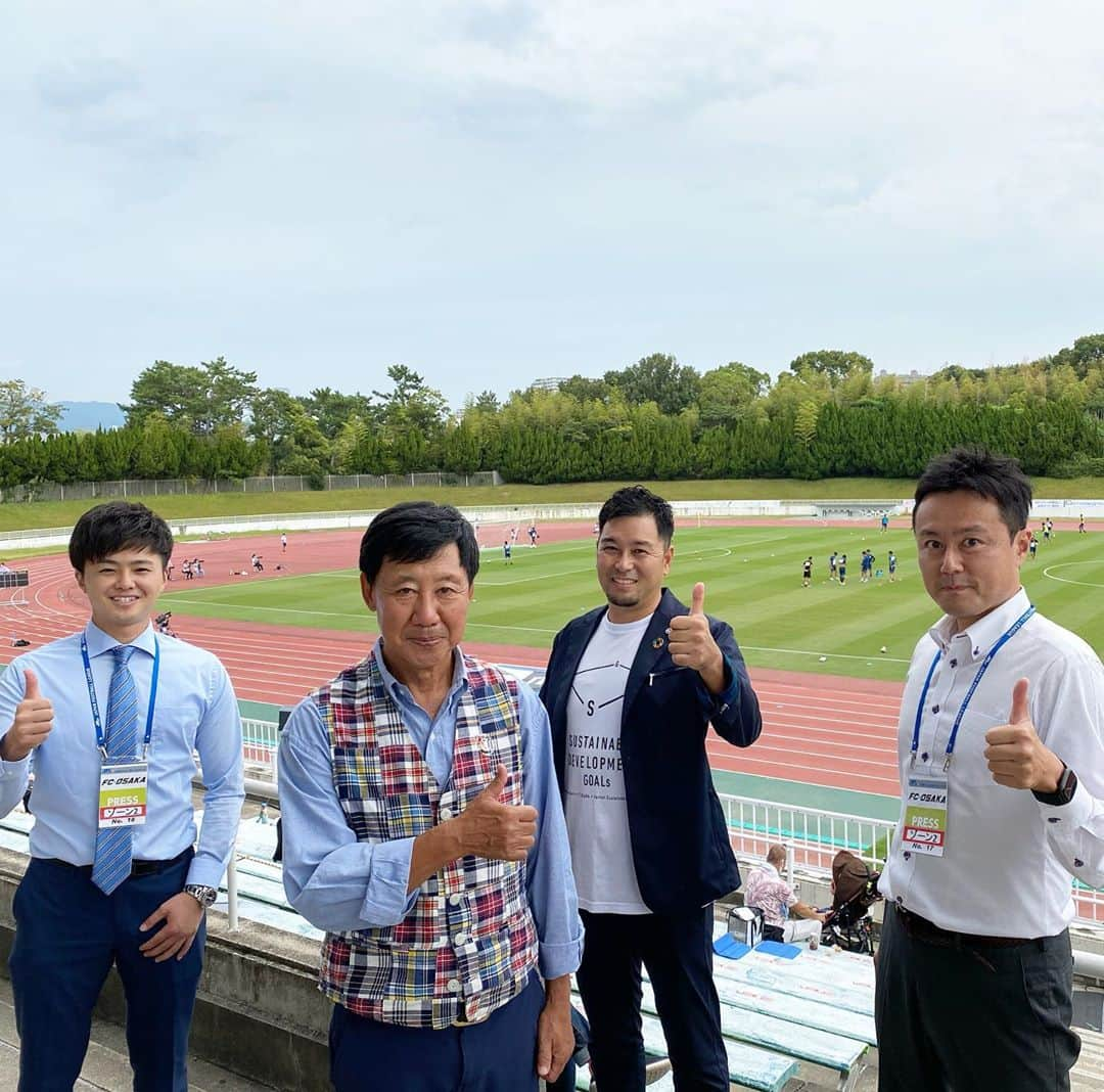 本野大輔さんのインスタグラム写真 - (本野大輔Instagram)「サッカー中継です！ 今日はFC大阪ホームゲームの中継。 新人の大野アナも研修で一緒です。  解説は 元日本代表　山野孝義さん、青野剛暁さん 服部緑地陸上競技場から生中継配信です。 あすリートチャンネルで生放送。 見逃し配信もしています！  昨日はプロ野球実況 今日はサッカー実況 まさにスポーツの秋です！  #fc大阪 #jfl #サッカー #生中継 #日本代表 #読売テレビ #新人研修」10月3日 12時40分 - daisuke.motono_ytv