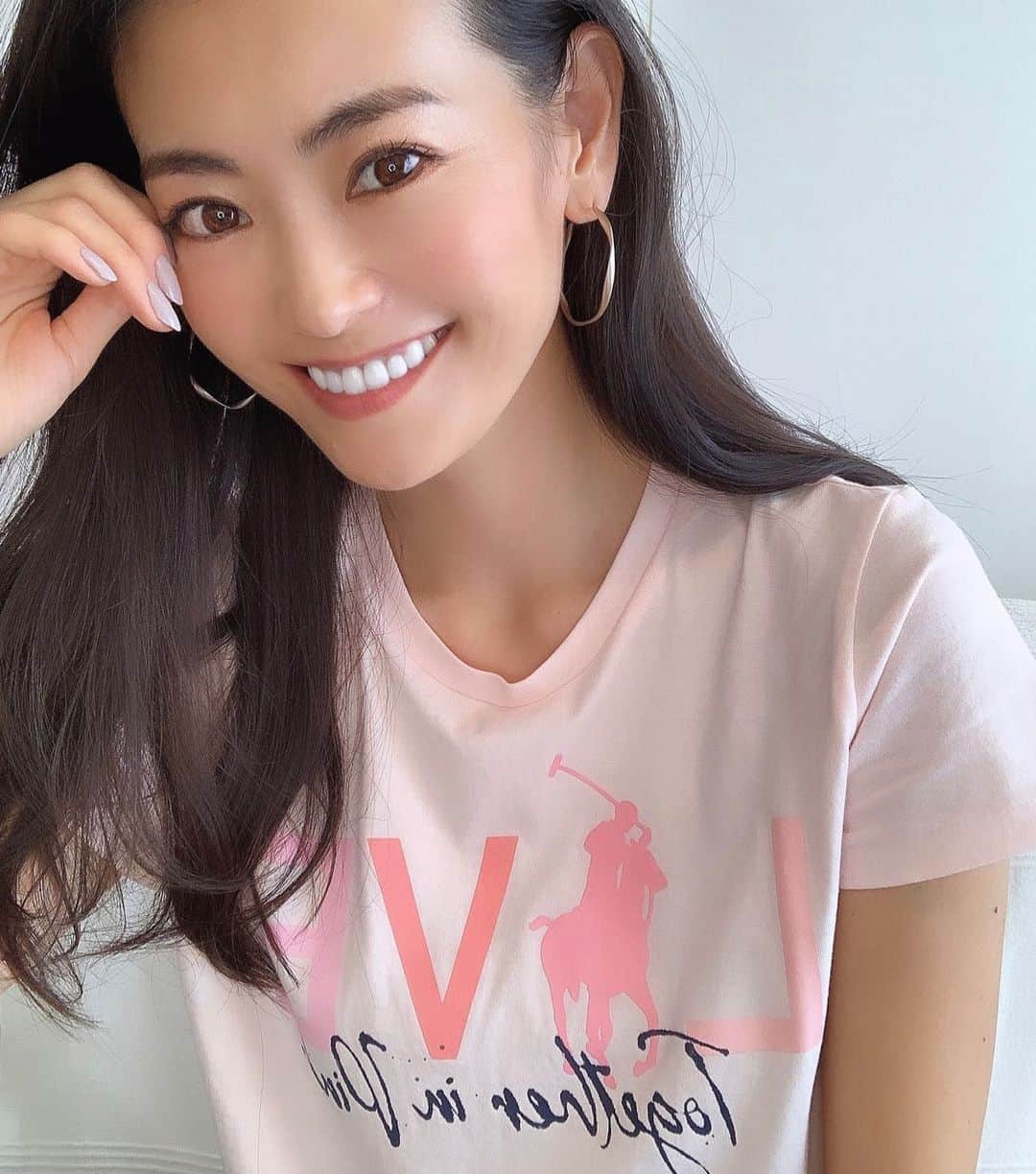 のインスタグラム：「Ralph Lauren Pink Pony🤍 ・ Pink Ponyキャンペーンは、 ラルフローレンが行なっている がん対策のための世界的活動で、がんのスクリーニング、早期診断、治療、啓蒙、カウンセリングの支援プログラム 今年で20周年を迎えました！ ・ 私が着用してるPink Pony Tシャツ、 売上から購入価格の100%が寄付されます ・ ・ ・ @poloralphlauren  #pinkpony  #ポロラルフローレン」