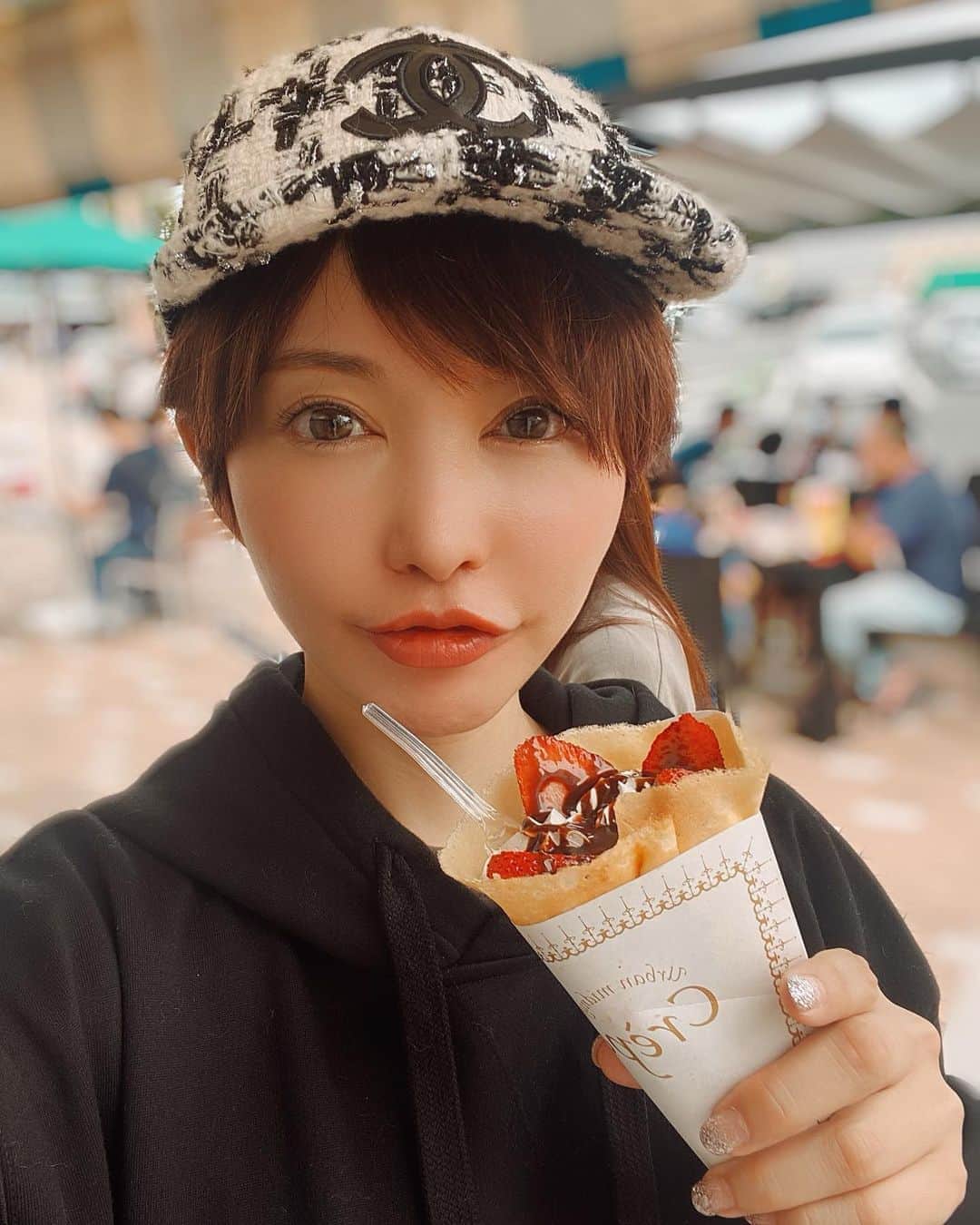 里美ゆりあのインスタグラム：「たまーにクレープめちゃ食べたくなる❤️  #クレープ #sweets #スイーツ #おでかけ  #chanel  #ヴァレンティノ  #秋コーデ」