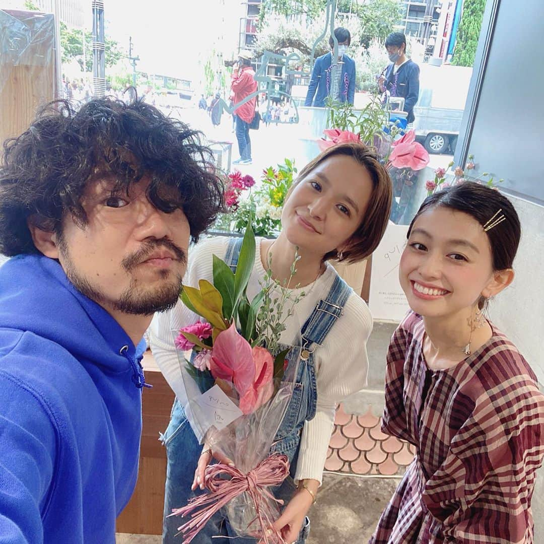 木野園子さんのインスタグラム写真 - (木野園子Instagram)「家族みたいな大好きな夫婦🤍私のポジションは犬かな❓笑ま、いつもそうか、ま、いっか🐩笑  #écruginza #ecruginza  #quino #エクリュギンザ  #エクリュ #コーヒースタンド #ナチュラルワイン #ヴァンナチュール #銀座  #銀座ソニーパーク#花のある暮らし #おうち時間﻿   #ecru_ginza #coffeestand #naturalwine #ginza #ginzasonypark ﻿ #quino #キノ #flowers #flowerstagram #flowershop #お花 #花  #お花屋さん #木野園子のお花のお仕事 #flowerbouquet  #フラワーブーケ #💐 #flowerart」10月3日 12時52分 - kinosonoko