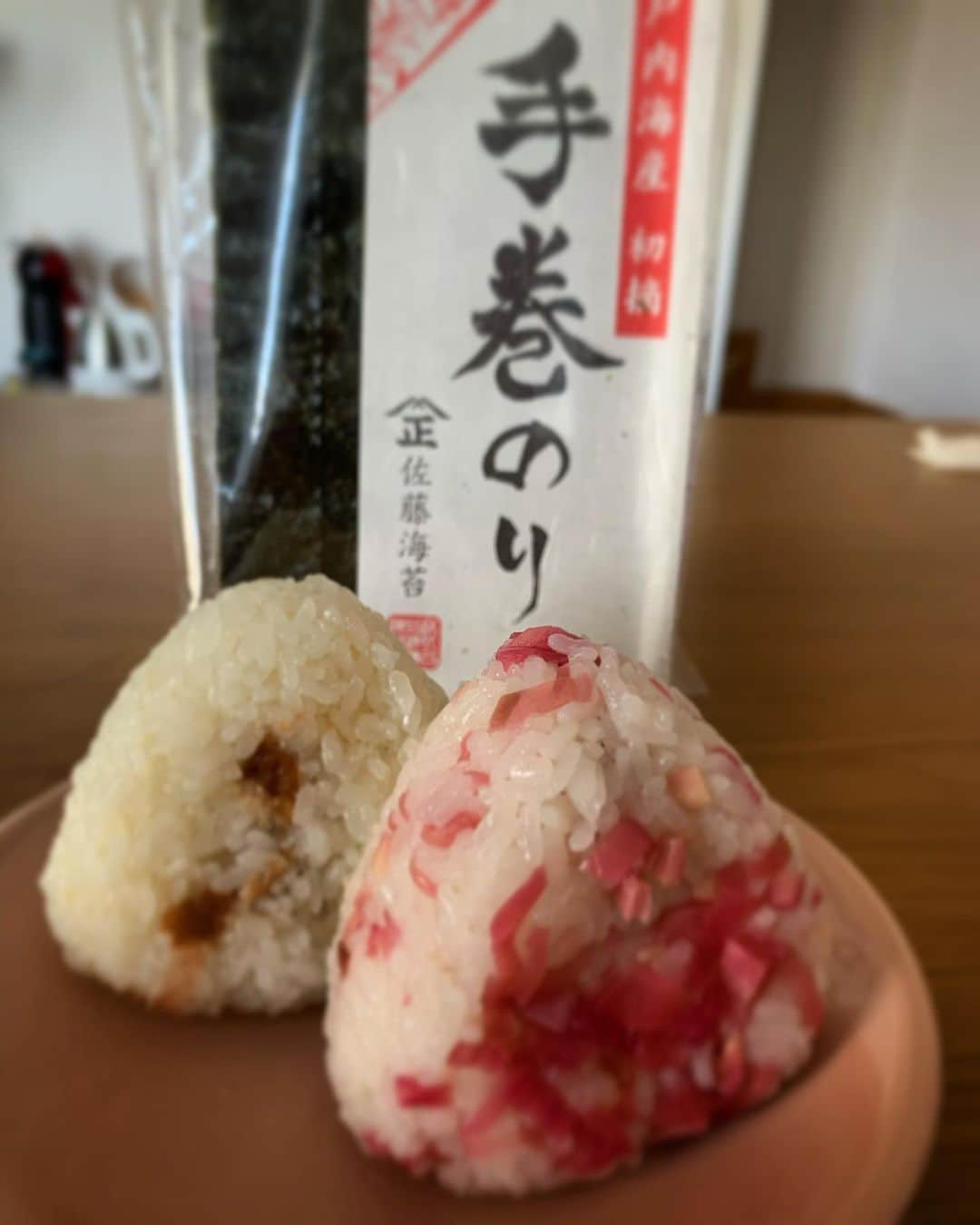 広川ひかるさんのインスタグラム写真 - (広川ひかるInstagram)「今日は2回公演なんで おむすび2個🍙のリクエスト おかずはいらないそうです #梅おかか #みょうがの梅酢漬け にしました 海苔はしっとり派なんで巻いておきました (私は海苔パリパリ派) 、 #hikaruhirokawa  #おむすび弁当 #明治座公演」10月3日 13時07分 - hikaru_hirokawa