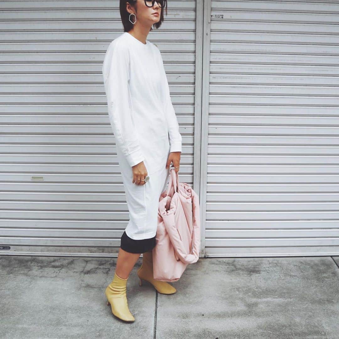 ジュジュのインスタグラム：「本日のsimpleなstyleにもっ . w/ 新作pearl pierce🤍 #coming soon . こだわったパールが故に... 好評なのがより嬉しー😭 . . #AkariH#accessory#costumeaccessory#fashion#アクセサリー#アクセ#大振りアクセサリー#jewelry#ジュエリー#pierce#earring#ring#bracelet akarih#akarihchic#アカリ#アカリチック#Akarih#アカリ #2020AW#AWcollection#www.akari-h.jp#hrkフク」