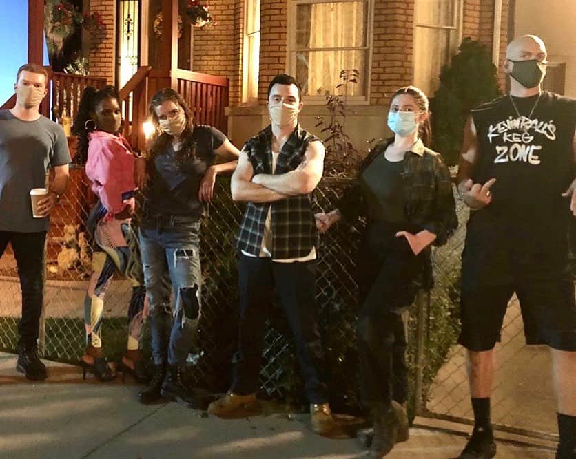 シャノーラ・ハンプトンさんのインスタグラム写真 - (シャノーラ・ハンプトンInstagram)「That Friday night shooting life!! I love my FAM!!! @shameless @showtime  #FinalSeason」10月3日 13時04分 - shanolahampton