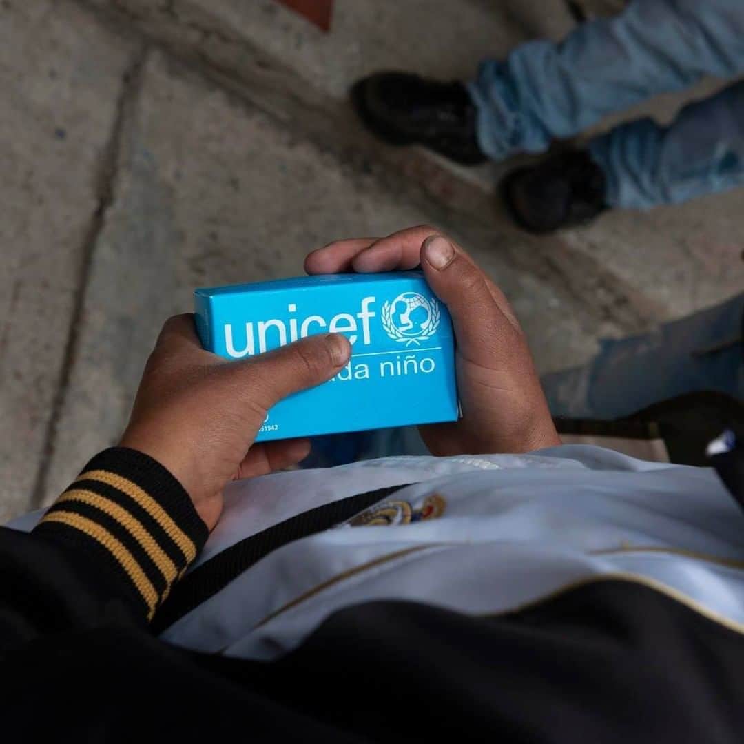 unicefさんのインスタグラム写真 - (unicefInstagram)「"We've exercised, we've played...we've practiced handwashing." David Moreno, a UNICEF Education Officer has just delivered education and hygiene supplies to a rural school in Mérida State, Venezuela. As the country grapples with COVID-19, safety is a big part of school reopening plans. In addition to notebooks and footballs, David has brought students soap and other handwashing equipment. "Now over 100 children will be ready to start their school year," he says proudly through his mask. © UNICEF/UNI371983/Poveda」10月3日 13時05分 - unicef