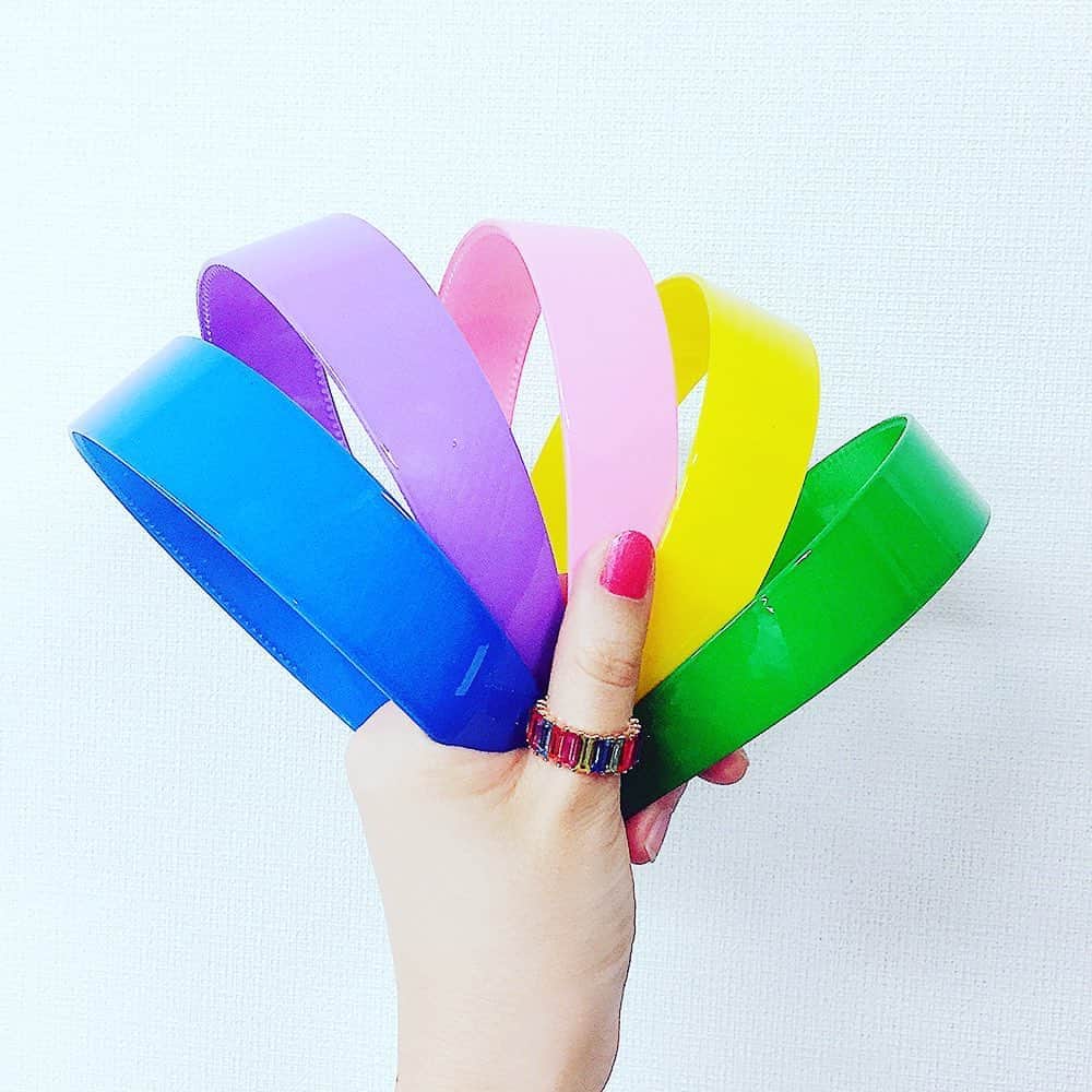 クレアーズのインスタグラム：「海外ガールが着けてそうなクレアーズらしいプラカチューシャ☆トレンドのチョイ太サイズ💕 💜💙💚💛❤️ マットカラータイプ✨（マットカラーには赤もあります） 【500円+税】  . #claires #fashion #kawaii #クレアーズ #ファッション #カワイイ #accessory #アクセサリー #トレンド #おしゃれ #japan #JapaneseGirl #プチプラ #instagood #kawaiigirl #カチューシャ #カチューシャアレンジ #カチューシャヘア #幅太カチューシャ #太いカチューシャ #幅広カチューシャ #プラカチューシャ #海外ガール #海外ガールズスタイル #海外ガール風 #推し色 #推しカラー #カチューシャコーデ #推しカラーコーデ」