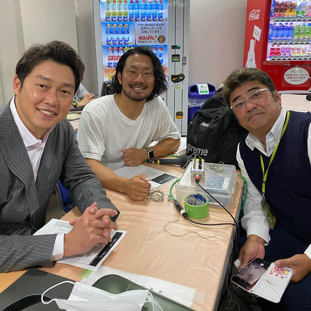 狩野恵輔さんのインスタグラム写真 - (狩野恵輔Instagram)「10/3(土) 毎日放送MBS 阪神対巨人 解説 亀山努 新井貴浩 フィールドキャスター 狩野恵輔  見てください‼️ また僕はずっと映ってます笑 ※僕は着替え前のTシャツですので^^;  #毎日放送 #mbs #阪神タイガース #読売ジャイアンツ #阪神甲子園球場 #解説 #亀山努 #新井貴浩 #フィールドキャスター #狩野恵輔」10月3日 13時14分 - keisuke_kanoh_official